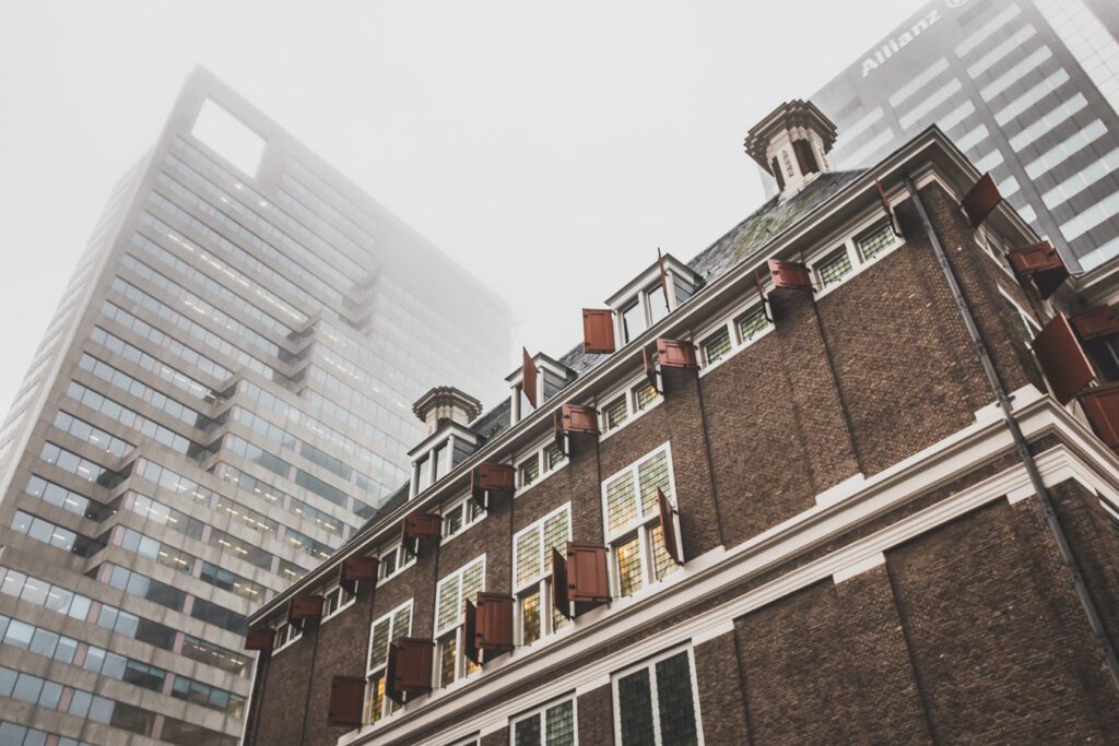 La ville néerlandaise de Rotterdam est une ville dynamique et diversifiée pleine de culture et d'histoire. Des canaux captivants serpentant à travers la ville aux musées de renommée mondiale, Rotterdam offre quelque chose pour tout le monde. De sa vie nocturne animée et de ses scènes artistiques et musicales florissantes à son abondance de cuisine appétissante, la ville est sûre de laisser une impression durable. 