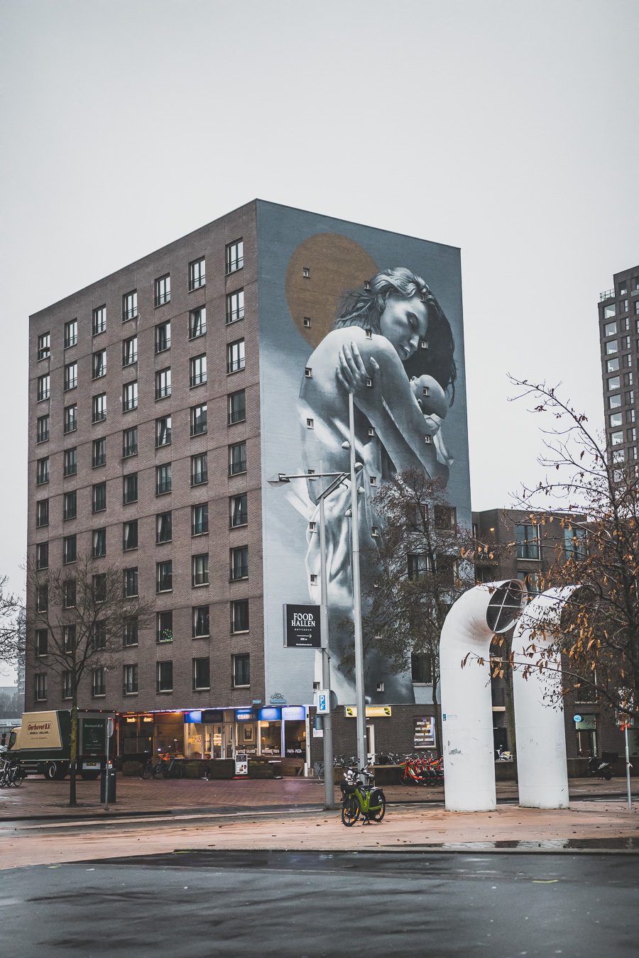 La ville néerlandaise de Rotterdam est une ville dynamique et diversifiée pleine de culture et d'histoire. Des canaux captivants serpentant à travers la ville aux musées de renommée mondiale, Rotterdam offre quelque chose pour tout le monde. De sa vie nocturne animée et de ses scènes artistiques et musicales florissantes à son abondance de cuisine appétissante, la ville est sûre de laisser une impression durable. 