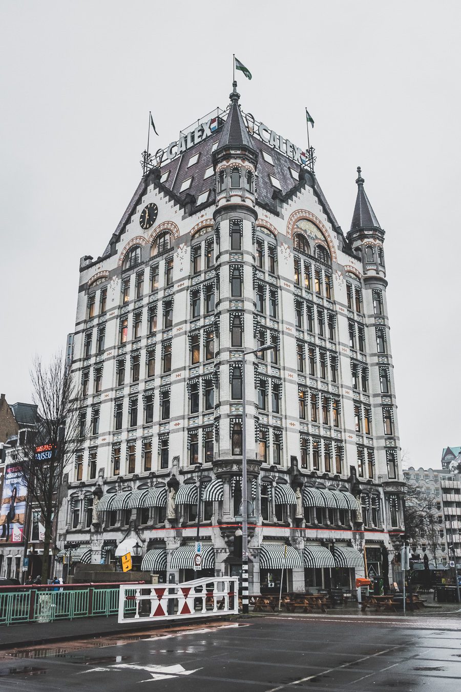 La ville néerlandaise de Rotterdam est une ville dynamique et diversifiée pleine de culture et d'histoire. Des canaux captivants serpentant à travers la ville aux musées de renommée mondiale, Rotterdam offre quelque chose pour tout le monde. De sa vie nocturne animée et de ses scènes artistiques et musicales florissantes à son abondance de cuisine appétissante, la ville est sûre de laisser une impression durable. 