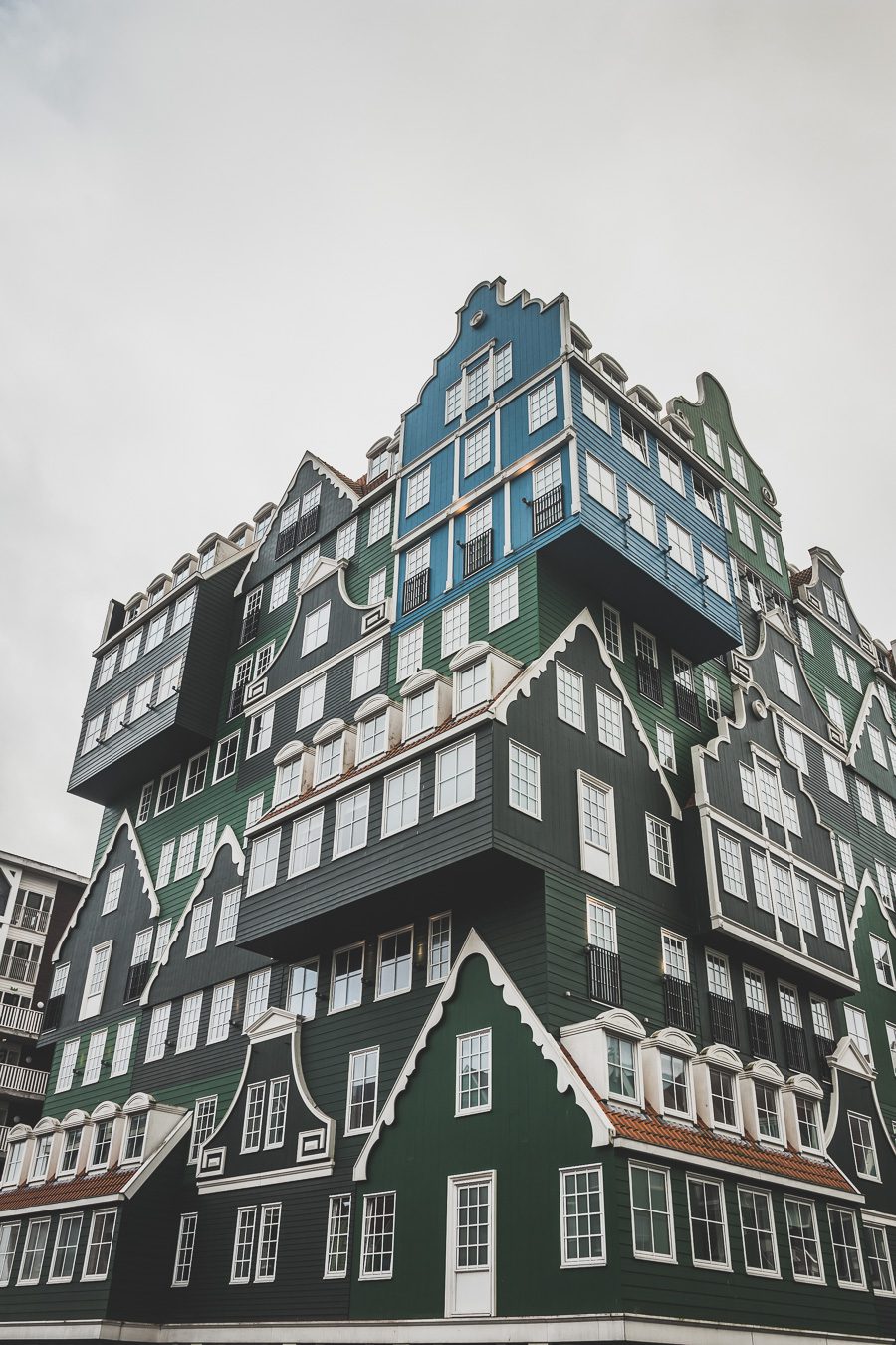 Ville néerlandaise pittoresque située sur les rives de la rivière Zaan, Zaandam offre un mélange unique de délices urbains avec une abondance de beauté naturelle. Des vues à couper le souffle sur les moulins à vent et les canaux à la vie nocturne animée de la ville et aux attractions culturelles, Zaandam est la destination idéale pour un séjour mémorable. Avec son atmosphère vibrante, cette charmante ville promet une expérience inoubliable à tous ceux qui la visitent. Zaandam netherlands