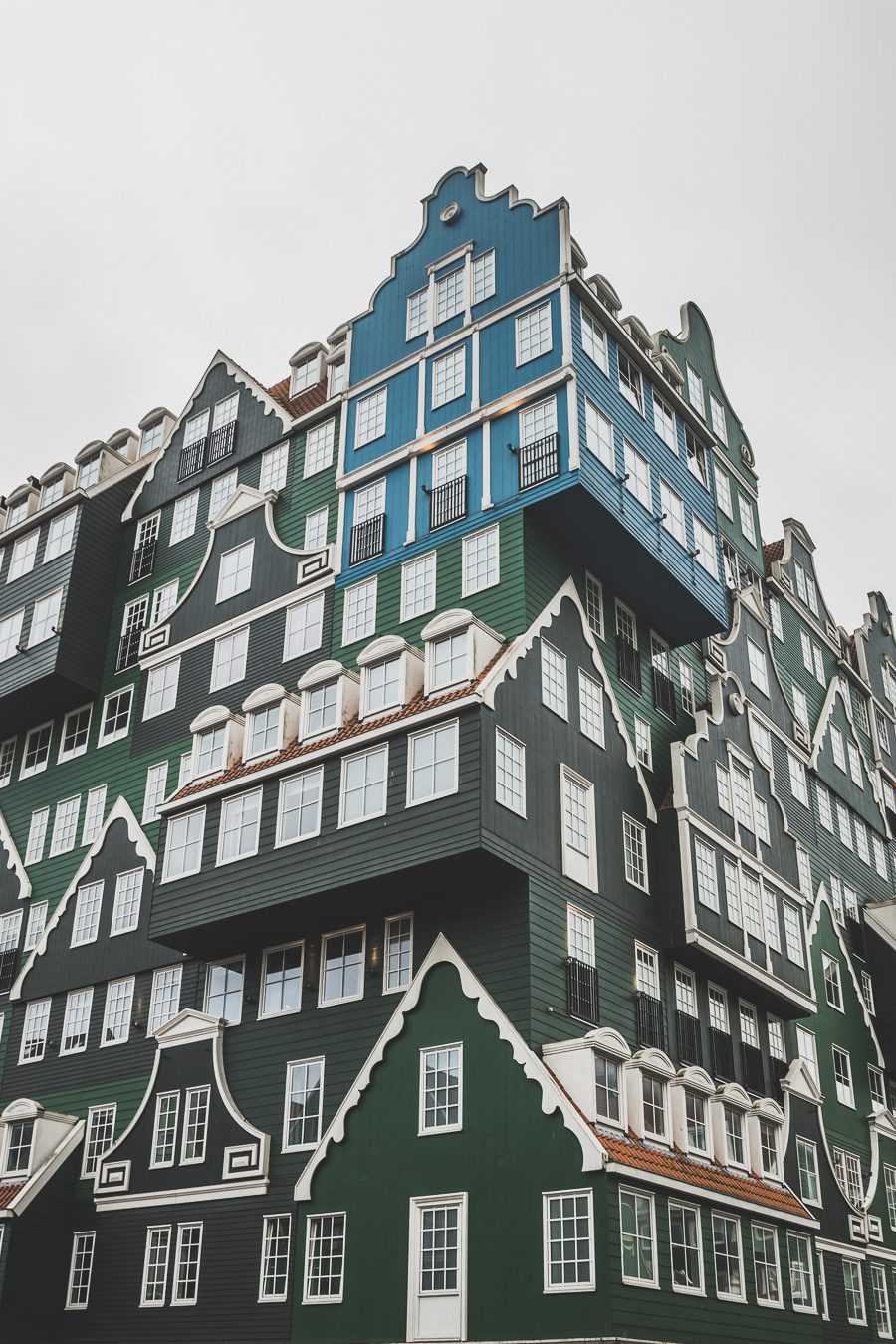 Ville néerlandaise pittoresque située sur les rives de la rivière Zaan, Zaandam offre un mélange unique de délices urbains avec une abondance de beauté naturelle. Des vues à couper le souffle sur les moulins à vent et les canaux à la vie nocturne animée de la ville et aux attractions culturelles, Zaandam est la destination idéale pour un séjour mémorable. Avec son atmosphère vibrante, cette charmante ville promet une expérience inoubliable à tous ceux qui la visitent. Zaandam netherlands