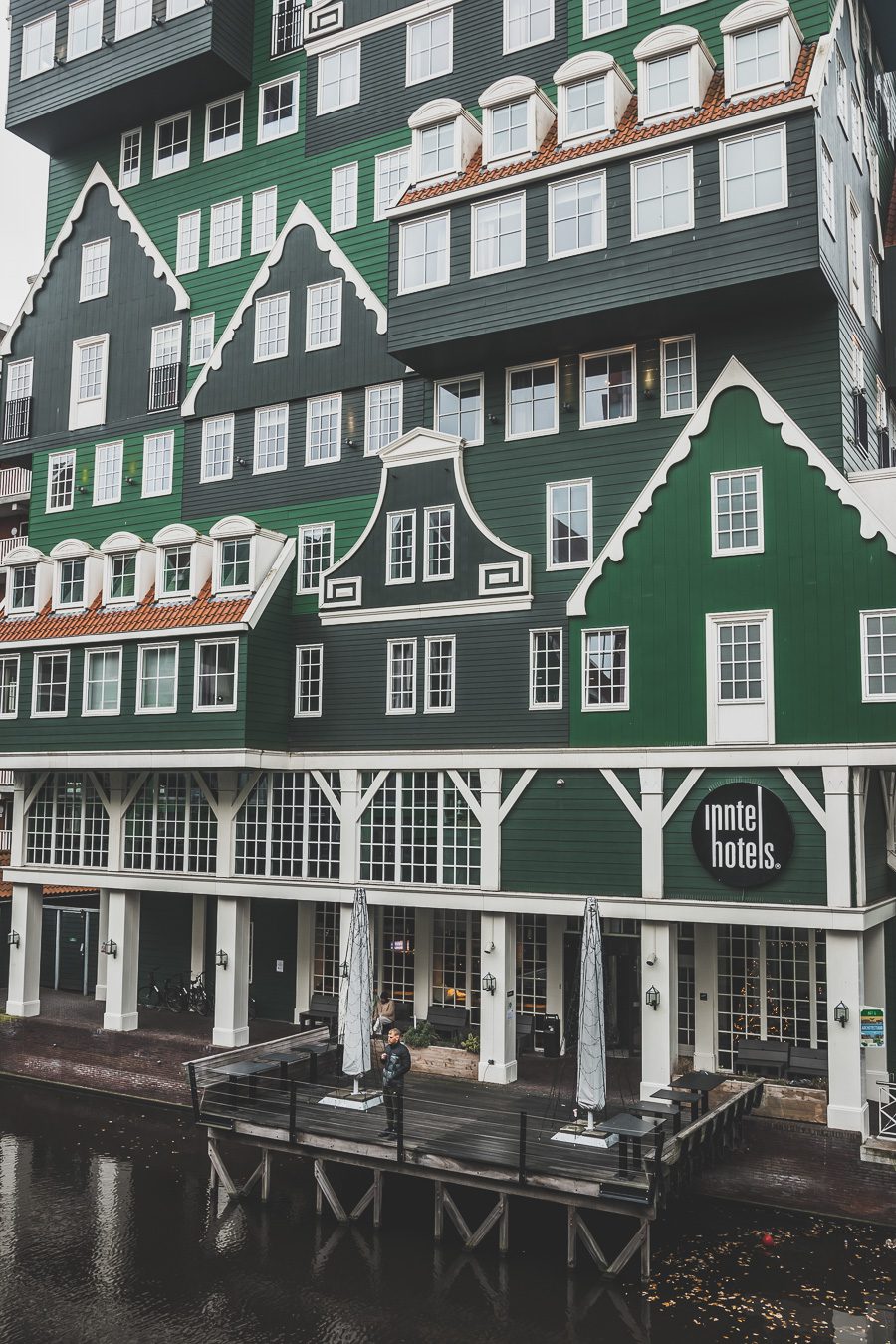 Ville néerlandaise pittoresque située sur les rives de la rivière Zaan, Zaandam offre un mélange unique de délices urbains avec une abondance de beauté naturelle. Des vues à couper le souffle sur les moulins à vent et les canaux à la vie nocturne animée de la ville et aux attractions culturelles, Zaandam est la destination idéale pour un séjour mémorable. Avec son atmosphère vibrante, cette charmante ville promet une expérience inoubliable à tous ceux qui la visitent. Zaandam netherlands