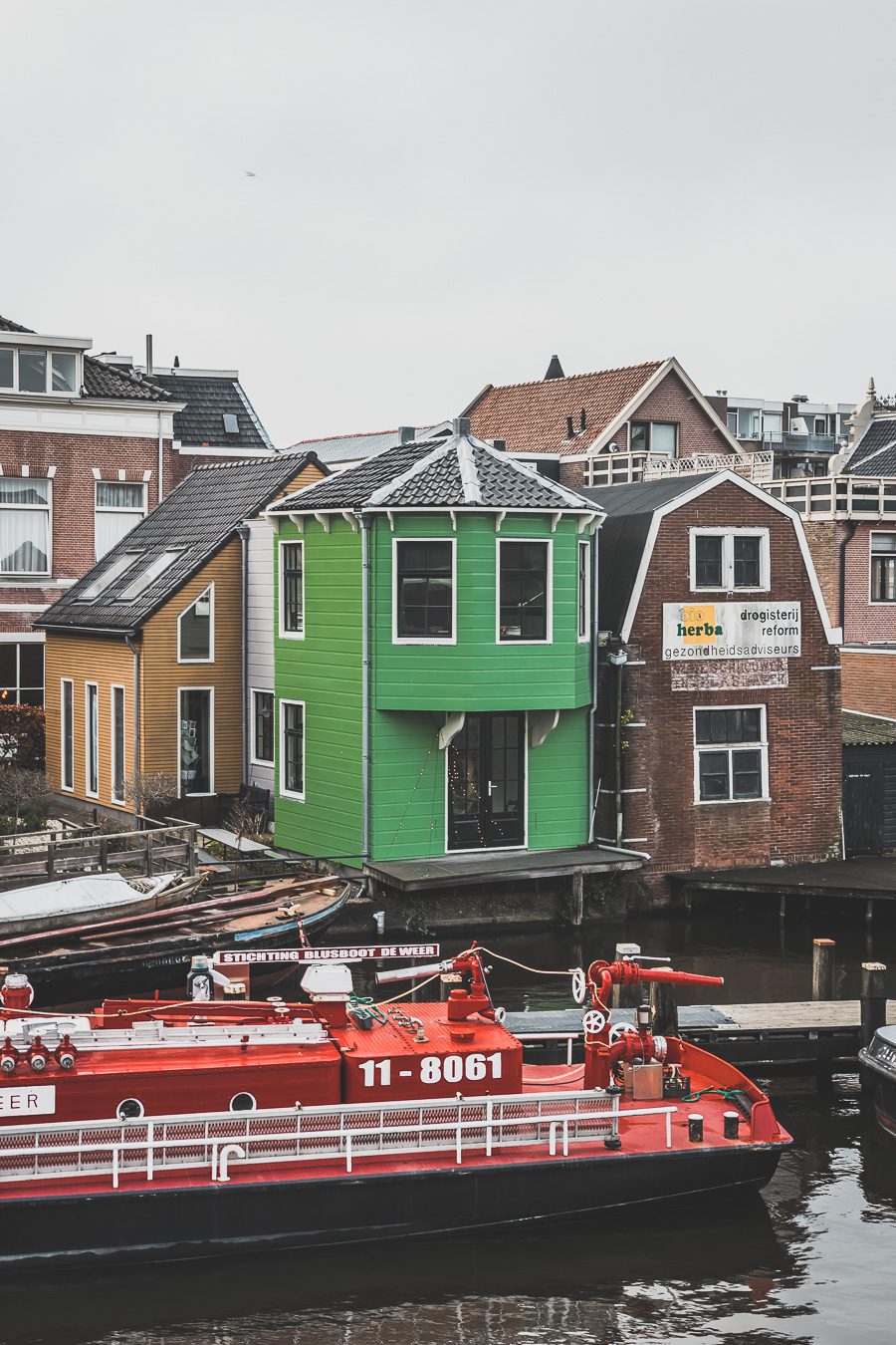 Ville néerlandaise pittoresque située sur les rives de la rivière Zaan, Zaandam offre un mélange unique de délices urbains avec une abondance de beauté naturelle. Des vues à couper le souffle sur les moulins à vent et les canaux à la vie nocturne animée de la ville et aux attractions culturelles, Zaandam est la destination idéale pour un séjour mémorable. Avec son atmosphère vibrante, cette charmante ville promet une expérience inoubliable à tous ceux qui la visitent. Zaandam netherlands