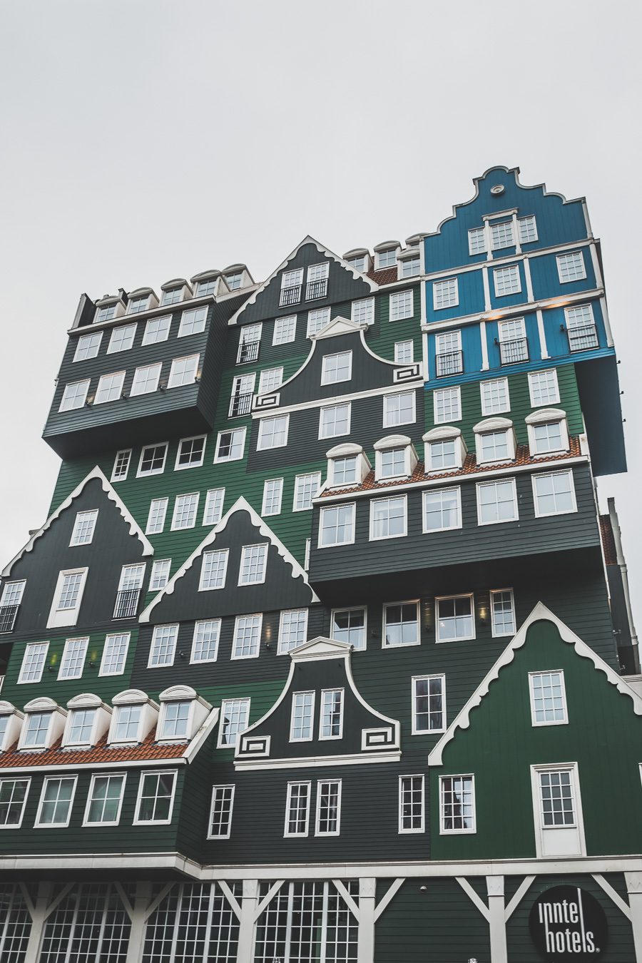 Ville néerlandaise pittoresque située sur les rives de la rivière Zaan, Zaandam offre un mélange unique de délices urbains avec une abondance de beauté naturelle. Des vues à couper le souffle sur les moulins à vent et les canaux à la vie nocturne animée de la ville et aux attractions culturelles, Zaandam est la destination idéale pour un séjour mémorable. Avec son atmosphère vibrante, cette charmante ville promet une expérience inoubliable à tous ceux qui la visitent. Zaandam netherlands