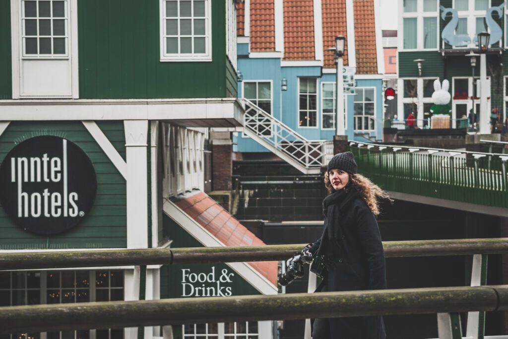 Ville néerlandaise pittoresque située sur les rives de la rivière Zaan, Zaandam offre un mélange unique de délices urbains avec une abondance de beauté naturelle. Des vues à couper le souffle sur les moulins à vent et les canaux à la vie nocturne animée de la ville et aux attractions culturelles, Zaandam est la destination idéale pour un séjour mémorable. Avec son atmosphère vibrante, cette charmante ville promet une expérience inoubliable à tous ceux qui la visitent. Zaandam netherlands