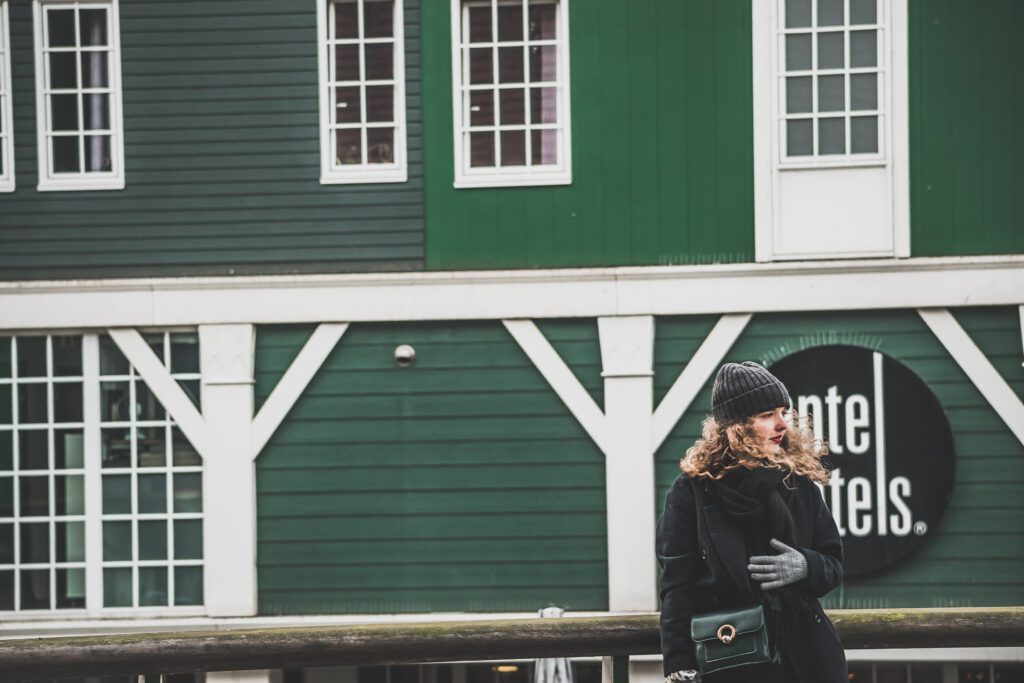 Ville néerlandaise pittoresque située sur les rives de la rivière Zaan, Zaandam offre un mélange unique de délices urbains avec une abondance de beauté naturelle. Des vues à couper le souffle sur les moulins à vent et les canaux à la vie nocturne animée de la ville et aux attractions culturelles, Zaandam est la destination idéale pour un séjour mémorable. Avec son atmosphère vibrante, cette charmante ville promet une expérience inoubliable à tous ceux qui la visitent. Zaandam netherlands