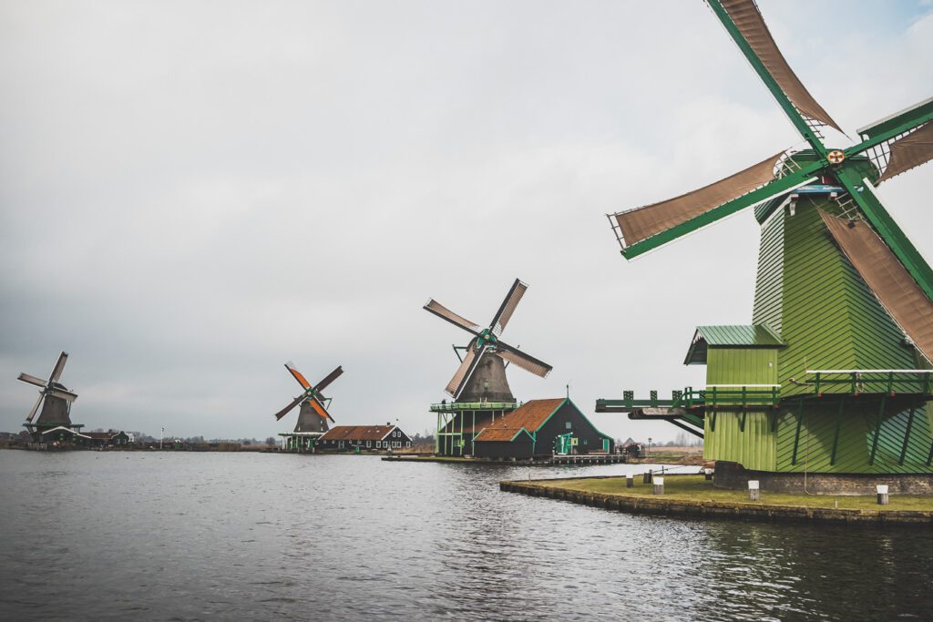 Le petit village néerlandais de Zaanse Schans est une fenêtre unique sur la vie et la culture néerlandaises. Situé juste à l'extérieur d'Amsterdam, ce charmant hameau abrite une collection de moulins à vent en bois traditionnels, de maisons historiques et d'espaces verts pittoresques. Une visite à Zaanse Schans est le moyen idéal pour découvrir l'atmosphère authentique des Pays-Bas. Zaanse Schans netherlands / Zaanse Schans photography / Zaanse Schans windmill
