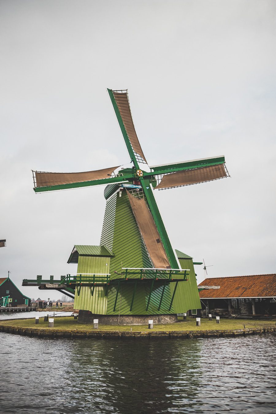 Le petit village néerlandais de Zaanse Schans est une fenêtre unique sur la vie et la culture néerlandaises. Situé juste à l'extérieur d'Amsterdam, ce charmant hameau abrite une collection de moulins à vent en bois traditionnels, de maisons historiques et d'espaces verts pittoresques. Une visite à Zaanse Schans est le moyen idéal pour découvrir l'atmosphère authentique des Pays-Bas. Zaanse Schans netherlands / Zaanse Schans photography / Zaanse Schans windmill