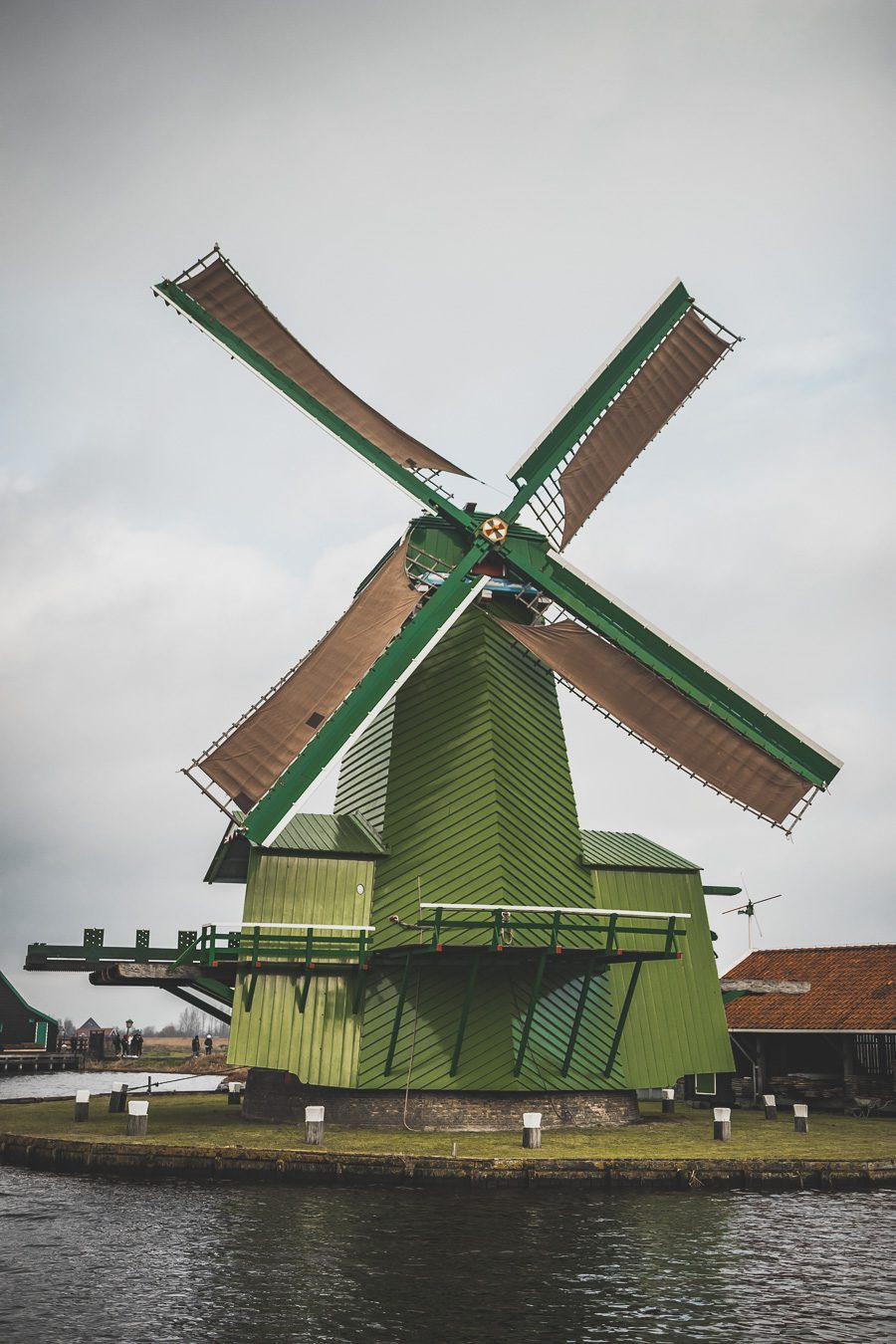 Le petit village néerlandais de Zaanse Schans est une fenêtre unique sur la vie et la culture néerlandaises. Situé juste à l'extérieur d'Amsterdam, ce charmant hameau abrite une collection de moulins à vent en bois traditionnels, de maisons historiques et d'espaces verts pittoresques. Une visite à Zaanse Schans est le moyen idéal pour découvrir l'atmosphère authentique des Pays-Bas. Zaanse Schans netherlands / Zaanse Schans photography / Zaanse Schans windmill