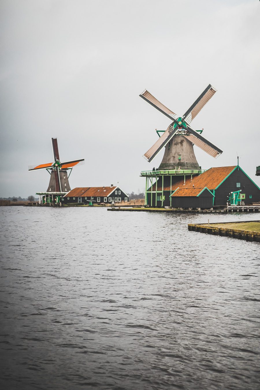 Le petit village néerlandais de Zaanse Schans est une fenêtre unique sur la vie et la culture néerlandaises. Situé juste à l'extérieur d'Amsterdam, ce charmant hameau abrite une collection de moulins à vent en bois traditionnels, de maisons historiques et d'espaces verts pittoresques. Une visite à Zaanse Schans est le moyen idéal pour découvrir l'atmosphère authentique des Pays-Bas. Zaanse Schans netherlands / Zaanse Schans photography / Zaanse Schans windmill