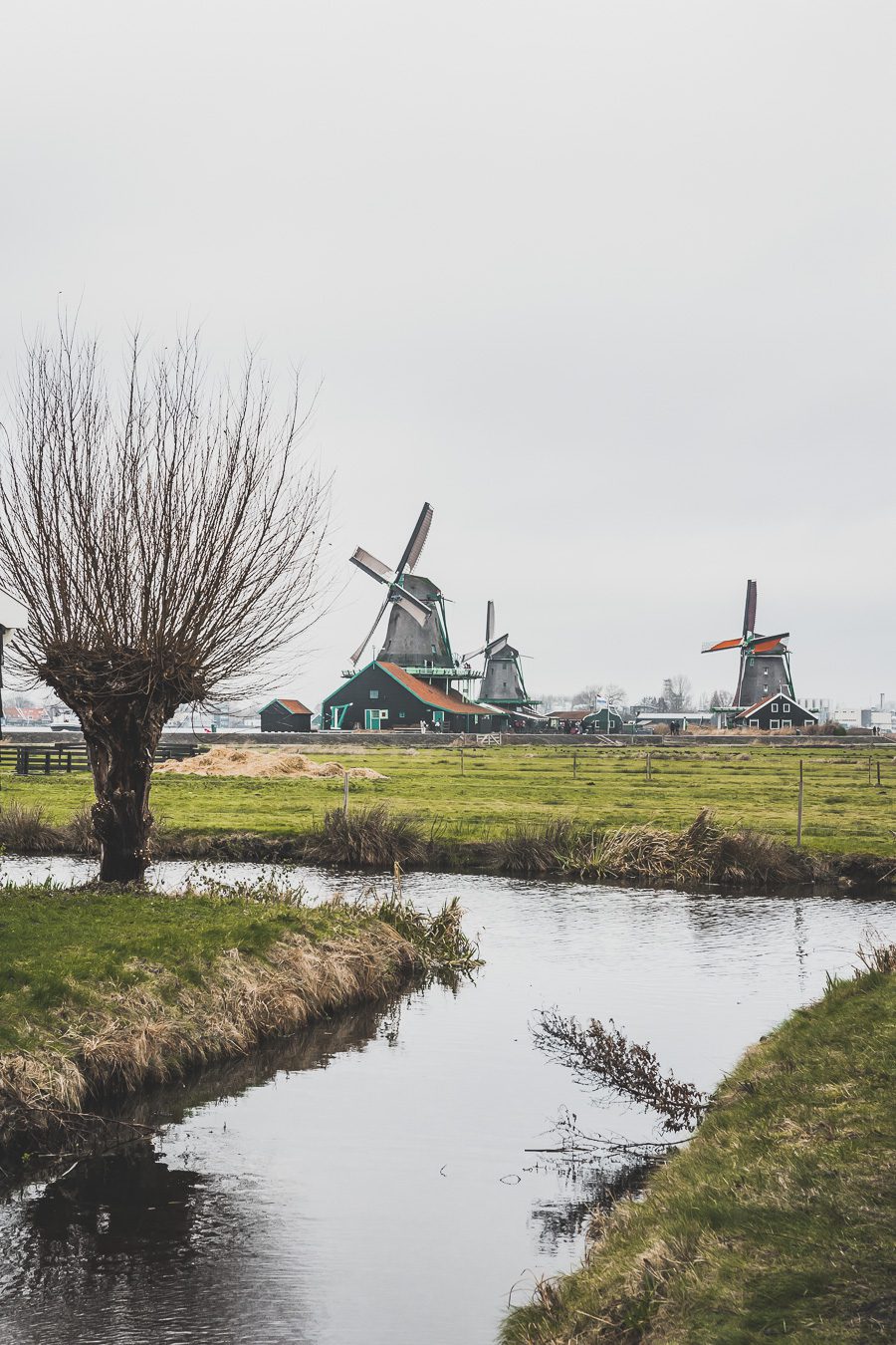 Le petit village néerlandais de Zaanse Schans est une fenêtre unique sur la vie et la culture néerlandaises. Situé juste à l'extérieur d'Amsterdam, ce charmant hameau abrite une collection de moulins à vent en bois traditionnels, de maisons historiques et d'espaces verts pittoresques. Une visite à Zaanse Schans est le moyen idéal pour découvrir l'atmosphère authentique des Pays-Bas. Zaanse Schans netherlands / Zaanse Schans photography / Zaanse Schans windmill