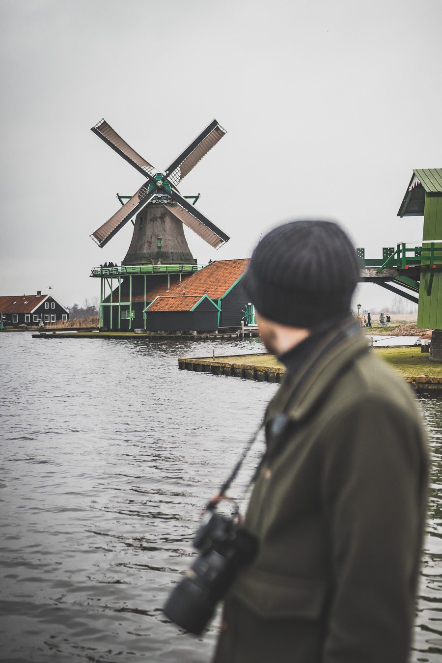 Le petit village néerlandais de Zaanse Schans est une fenêtre unique sur la vie et la culture néerlandaises. Situé juste à l'extérieur d'Amsterdam, ce charmant hameau abrite une collection de moulins à vent en bois traditionnels, de maisons historiques et d'espaces verts pittoresques. Une visite à Zaanse Schans est le moyen idéal pour découvrir l'atmosphère authentique des Pays-Bas. Zaanse Schans netherlands / Zaanse Schans photography / Zaanse Schans windmill