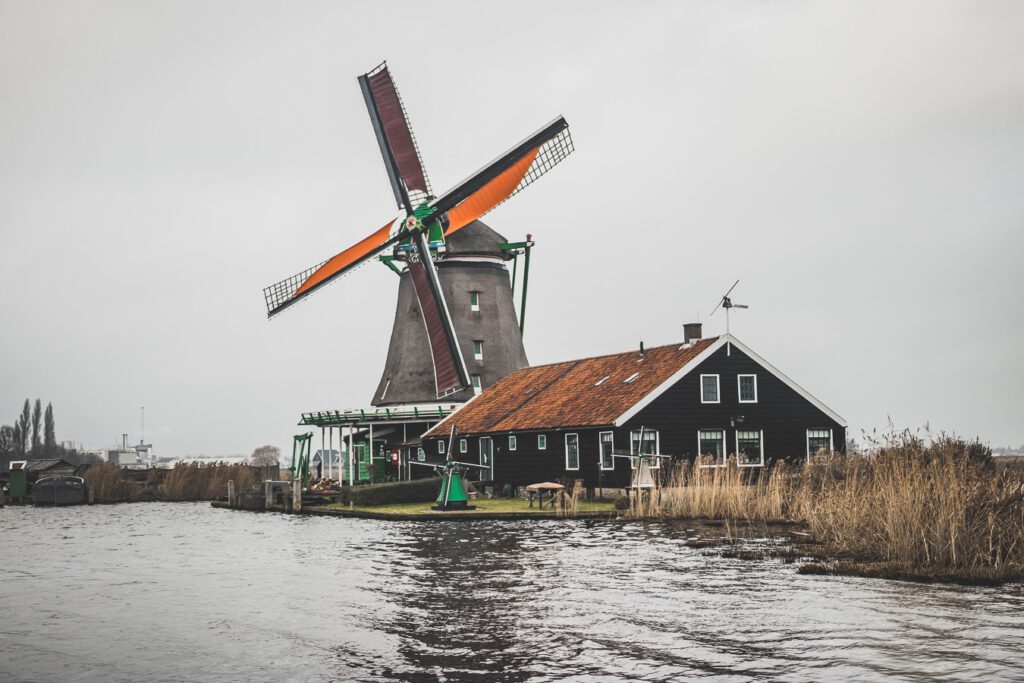 Le petit village néerlandais de Zaanse Schans est une fenêtre unique sur la vie et la culture néerlandaises. Situé juste à l'extérieur d'Amsterdam, ce charmant hameau abrite une collection de moulins à vent en bois traditionnels, de maisons historiques et d'espaces verts pittoresques. Une visite à Zaanse Schans est le moyen idéal pour découvrir l'atmosphère authentique des Pays-Bas. Zaanse Schans netherlands / Zaanse Schans photography / Zaanse Schans windmill