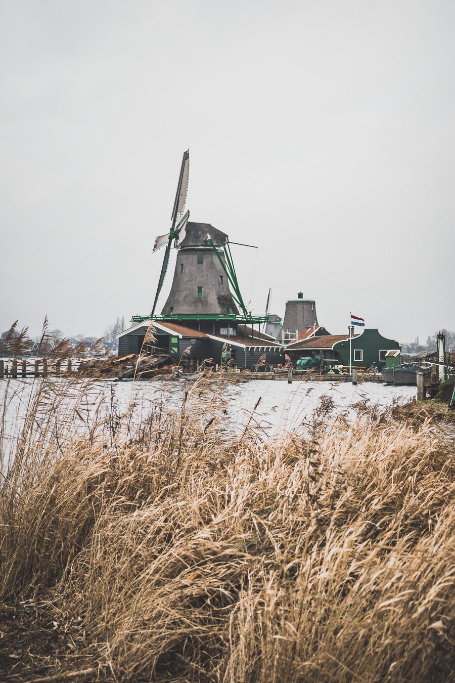 Le petit village néerlandais de Zaanse Schans est une fenêtre unique sur la vie et la culture néerlandaises. Situé juste à l'extérieur d'Amsterdam, ce charmant hameau abrite une collection de moulins à vent en bois traditionnels, de maisons historiques et d'espaces verts pittoresques. Une visite à Zaanse Schans est le moyen idéal pour découvrir l'atmosphère authentique des Pays-Bas. Zaanse Schans netherlands / Zaanse Schans photography / Zaanse Schans windmill