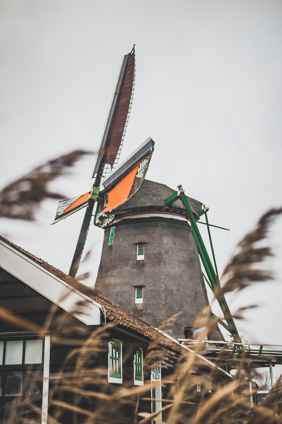 Le petit village néerlandais de Zaanse Schans est une fenêtre unique sur la vie et la culture néerlandaises. Situé juste à l'extérieur d'Amsterdam, ce charmant hameau abrite une collection de moulins à vent en bois traditionnels, de maisons historiques et d'espaces verts pittoresques. Une visite à Zaanse Schans est le moyen idéal pour découvrir l'atmosphère authentique des Pays-Bas. Zaanse Schans netherlands / Zaanse Schans photography / Zaanse Schans windmill