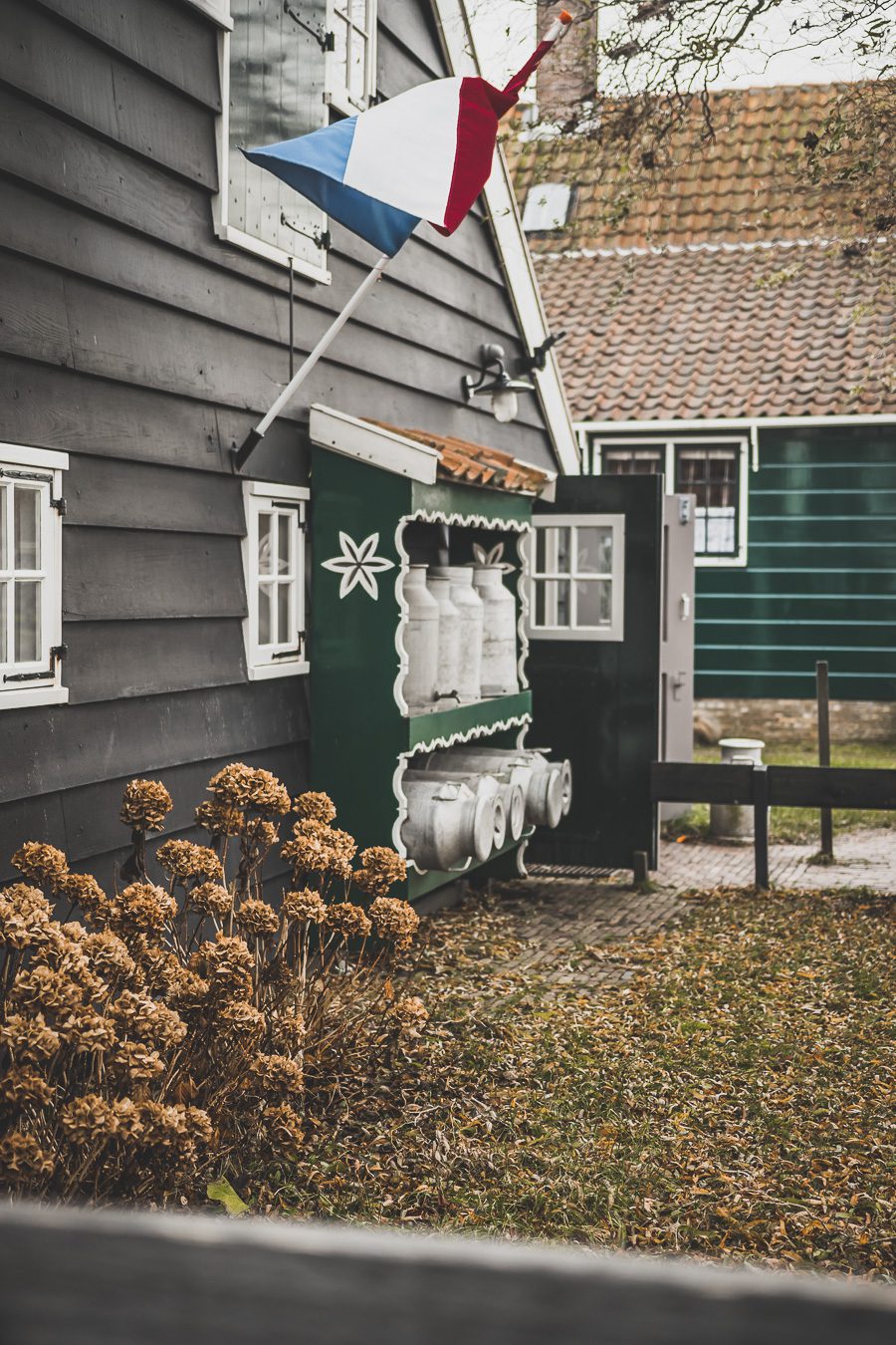 Le petit village néerlandais de Zaanse Schans est une fenêtre unique sur la vie et la culture néerlandaises. Situé juste à l'extérieur d'Amsterdam, ce charmant hameau abrite une collection de moulins à vent en bois traditionnels, de maisons historiques et d'espaces verts pittoresques. Une visite à Zaanse Schans est le moyen idéal pour découvrir l'atmosphère authentique des Pays-Bas. Zaanse Schans netherlands / Zaanse Schans photography / Zaanse Schans windmill