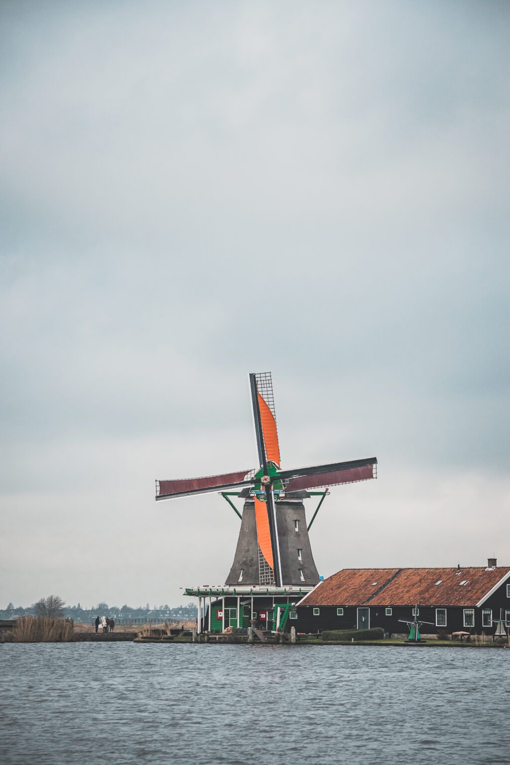 Le petit village néerlandais de Zaanse Schans est une fenêtre unique sur la vie et la culture néerlandaises. Situé juste à l'extérieur d'Amsterdam, ce charmant hameau abrite une collection de moulins à vent en bois traditionnels, de maisons historiques et d'espaces verts pittoresques. Une visite à Zaanse Schans est le moyen idéal pour découvrir l'atmosphère authentique des Pays-Bas. Zaanse Schans netherlands / Zaanse Schans photography / Zaanse Schans windmill