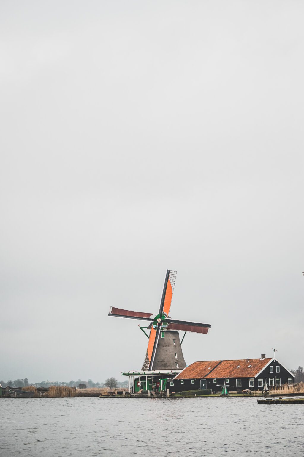 Le petit village néerlandais de Zaanse Schans est une fenêtre unique sur la vie et la culture néerlandaises. Situé juste à l'extérieur d'Amsterdam, ce charmant hameau abrite une collection de moulins à vent en bois traditionnels, de maisons historiques et d'espaces verts pittoresques. Une visite à Zaanse Schans est le moyen idéal pour découvrir l'atmosphère authentique des Pays-Bas. Zaanse Schans netherlands / Zaanse Schans photography / Zaanse Schans windmill