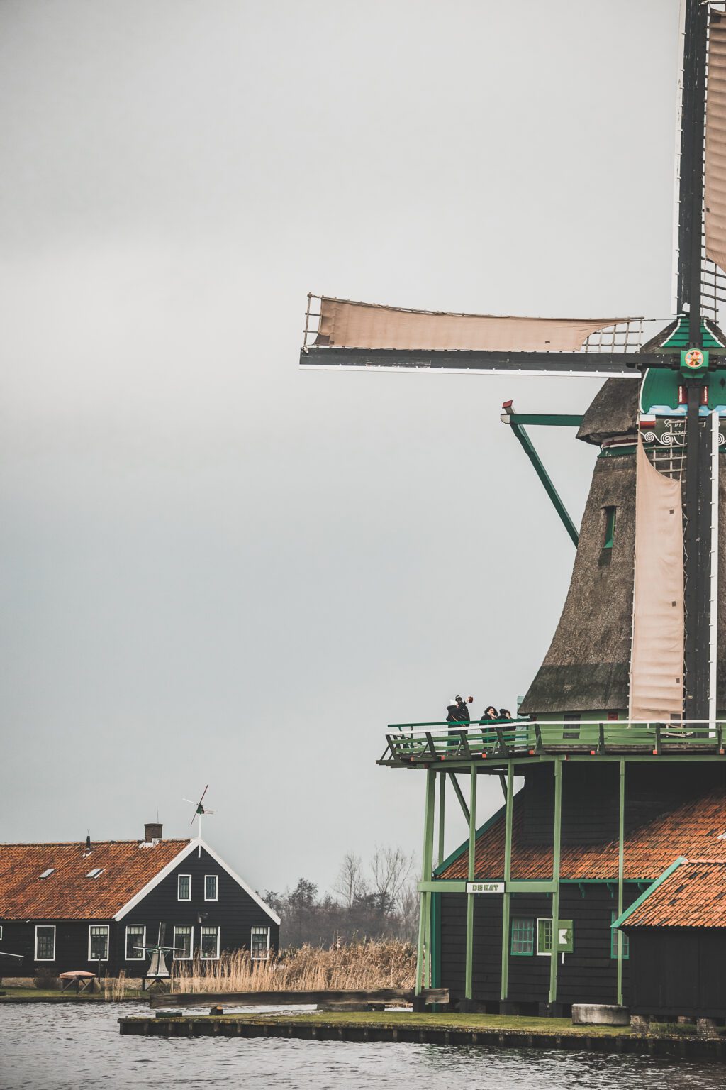 Le petit village néerlandais de Zaanse Schans est une fenêtre unique sur la vie et la culture néerlandaises. Situé juste à l'extérieur d'Amsterdam, ce charmant hameau abrite une collection de moulins à vent en bois traditionnels, de maisons historiques et d'espaces verts pittoresques. Une visite à Zaanse Schans est le moyen idéal pour découvrir l'atmosphère authentique des Pays-Bas. Zaanse Schans netherlands / Zaanse Schans photography / Zaanse Schans windmill