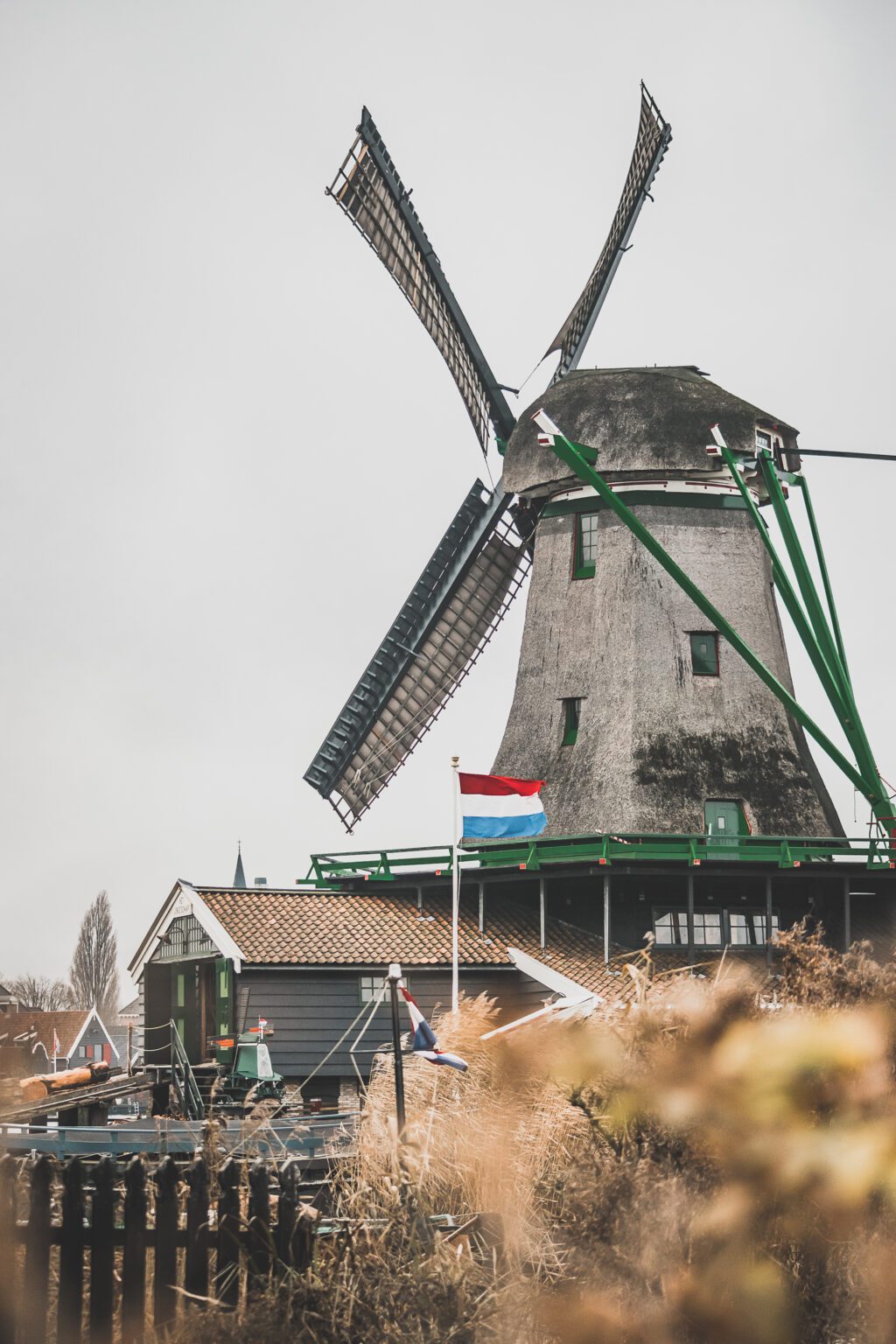 Le petit village néerlandais de Zaanse Schans est une fenêtre unique sur la vie et la culture néerlandaises. Situé juste à l'extérieur d'Amsterdam, ce charmant hameau abrite une collection de moulins à vent en bois traditionnels, de maisons historiques et d'espaces verts pittoresques. Une visite à Zaanse Schans est le moyen idéal pour découvrir l'atmosphère authentique des Pays-Bas. Zaanse Schans netherlands / Zaanse Schans photography / Zaanse Schans windmill