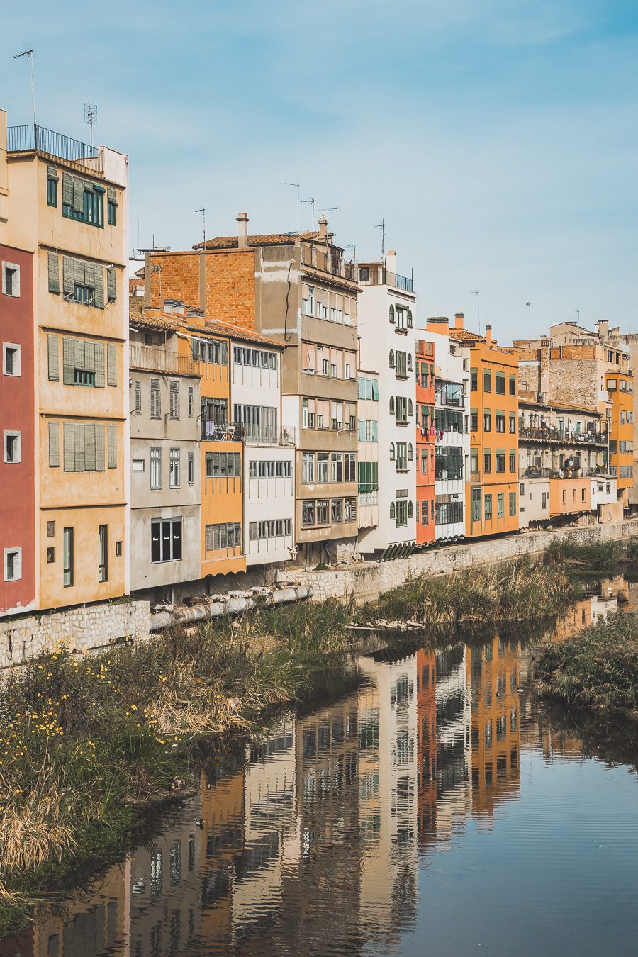 Vous vous demandez que faire à Gérone en Espagne ? Suivez le guide ? Au programme, le quartier juif de Gerone, la Cathédrale qui a servi décor à la série Game of Thrones, le Pont de Pedra et bien d'autres choses encore. Ces vacances sur la Costa Brava sauront vous dépayser. C'est une super idée de city trip en Europe, en plein coeur de la Catalogne. Catalogne Espagne / Vacances Espagne / Road trip