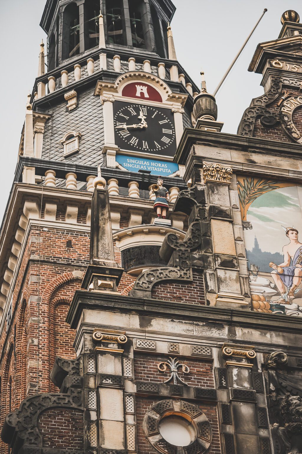 Bienvenue aux Pays-Bas, un pays chargé d'histoire, plein de culture et de traditions, et abritant certaines des beautés naturelles les plus spectaculaires au monde. De ses villes animées et ses villes pittoresques à ses canaux sinueux, c'est un pays qui a quelque chose pour tout le monde. Que vous recherchiez une vie nocturne animée, une escapade paisible à la campagne ou une chance de découvrir une culture unique, les Pays-Bas ont quelque chose pour vous.