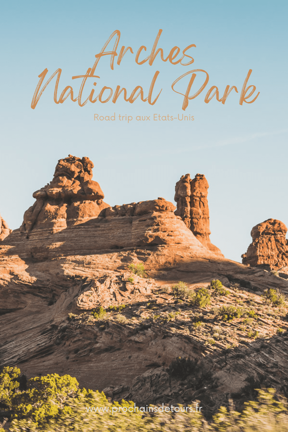 Vous planifiez un road trip dans l'ouest américain ? Ne pensez pas plus loin que le parc national des Arches dans l'Utah ! Avec ses formations rocheuses rouges emblématiques, la fascinante Delicate Arch, la fascinante Fiery Furnace, et bien plus encore, ce parc vous offrira une expérience inoubliable. Avec tant de choses à explorer, ne manquez pas tout ce que ce parc a à offrir. Consultez notre guide pour tirer le meilleur parti d'un voyage au Arches National Park.