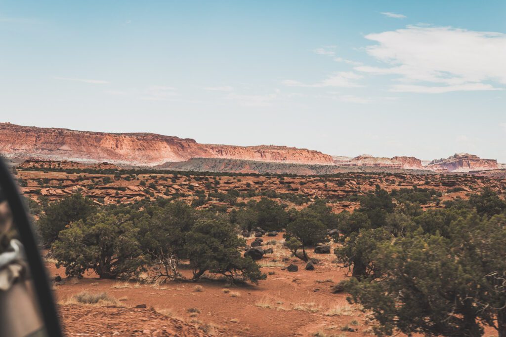 Embarquez pour un voyage d'exploration et d'aventure au Capitol Reef National Park dans l'Utah. Des falaises de grès aux vastes prairies, ce road trip dans l'ouest américain vous emmènera dans un paradis de canyons cachés et de vues époustouflantes. Découvrez de superbes merveilles naturelles et des activités de plein air, et découvrez pourquoi Capitol Reef est le complément parfait à votre voyage dans l'Utah ! Lisez notre article pour en savoir plus sur tout ce qu'il y a à voir là-bas.