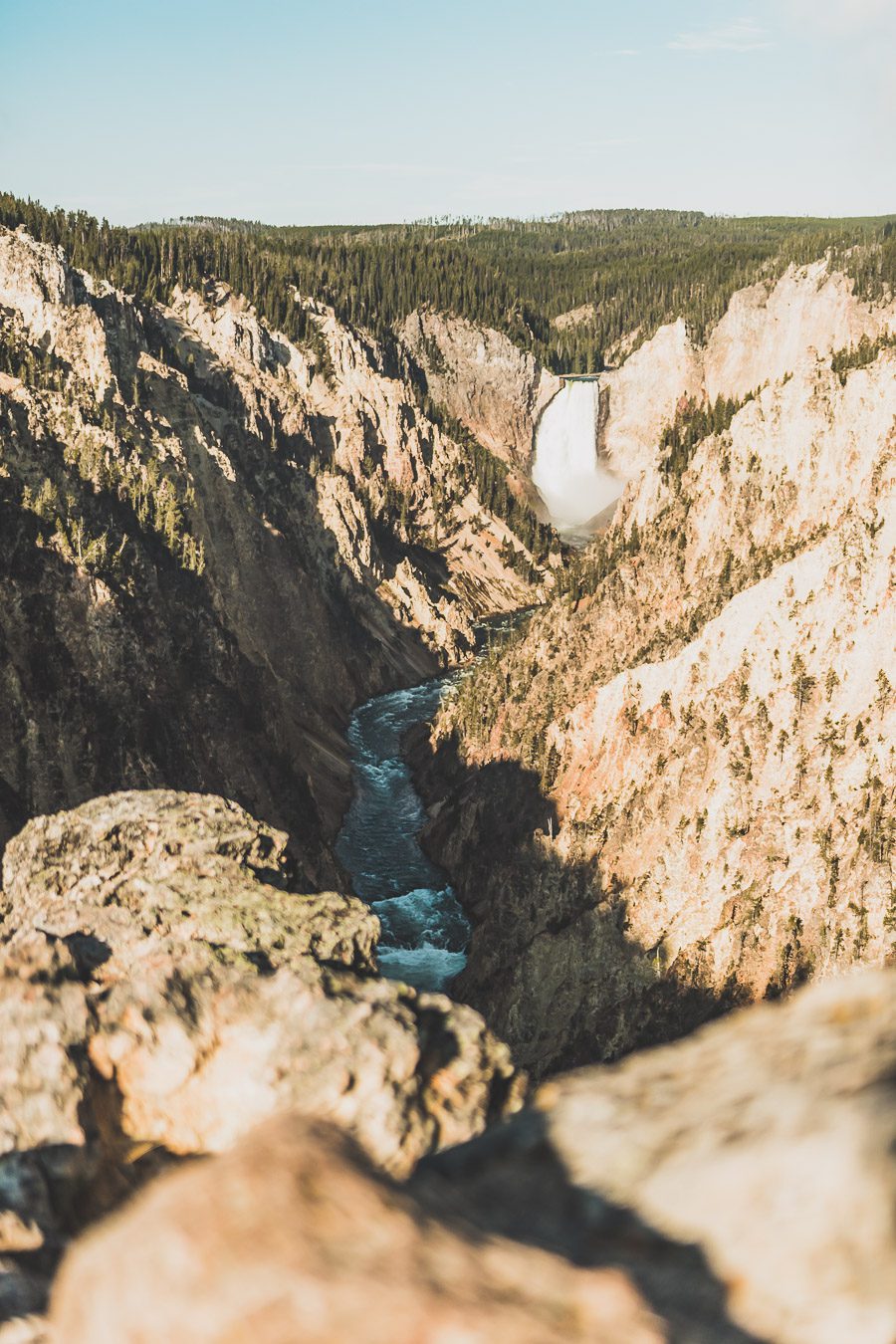 Situé aux États-Unis, le parc national de Yellowstone est l'une des destinations les plus impressionnantes et pittoresques au monde. Visiter Yellowstone, c’est découvrir des paysages époustouflants, allant des forêts, des geysers et des sources chaudes aux canyons et aux vastes prairies ouvertes, Yellowstone est vraiment un endroit pas comme les autres. Des incroyables opportunités d'observation de la faune aux randonnées, il y a quelque chose pour tous dans le parc national de Yellowstone.