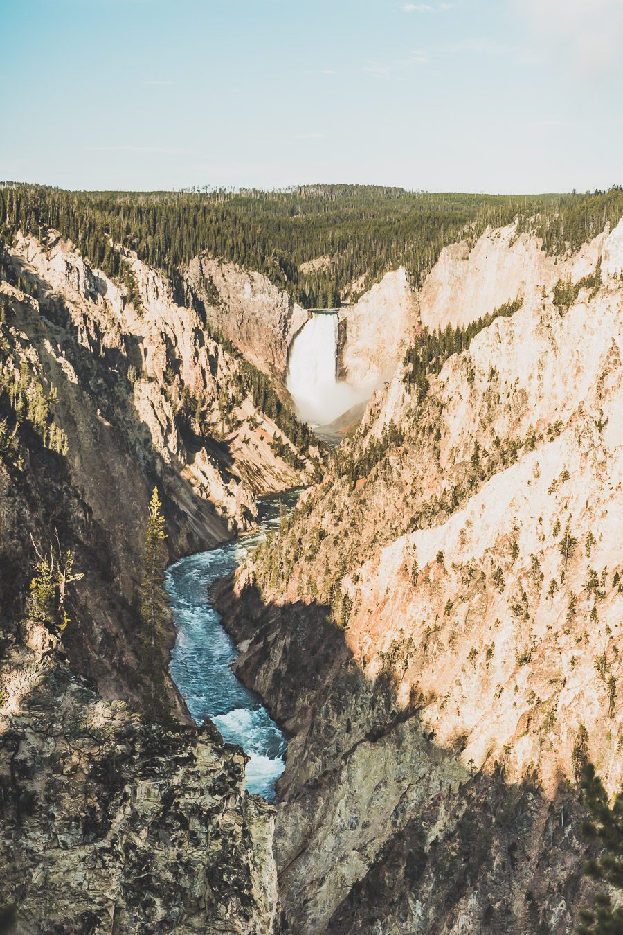 Situé aux États-Unis, le parc national de Yellowstone est l'une des destinations les plus impressionnantes et pittoresques au monde. Visiter Yellowstone, c’est découvrir des paysages époustouflants, allant des forêts, des geysers et des sources chaudes aux canyons et aux vastes prairies ouvertes, Yellowstone est vraiment un endroit pas comme les autres. Des incroyables opportunités d'observation de la faune aux randonnées, il y a quelque chose pour tous dans le parc national de Yellowstone.