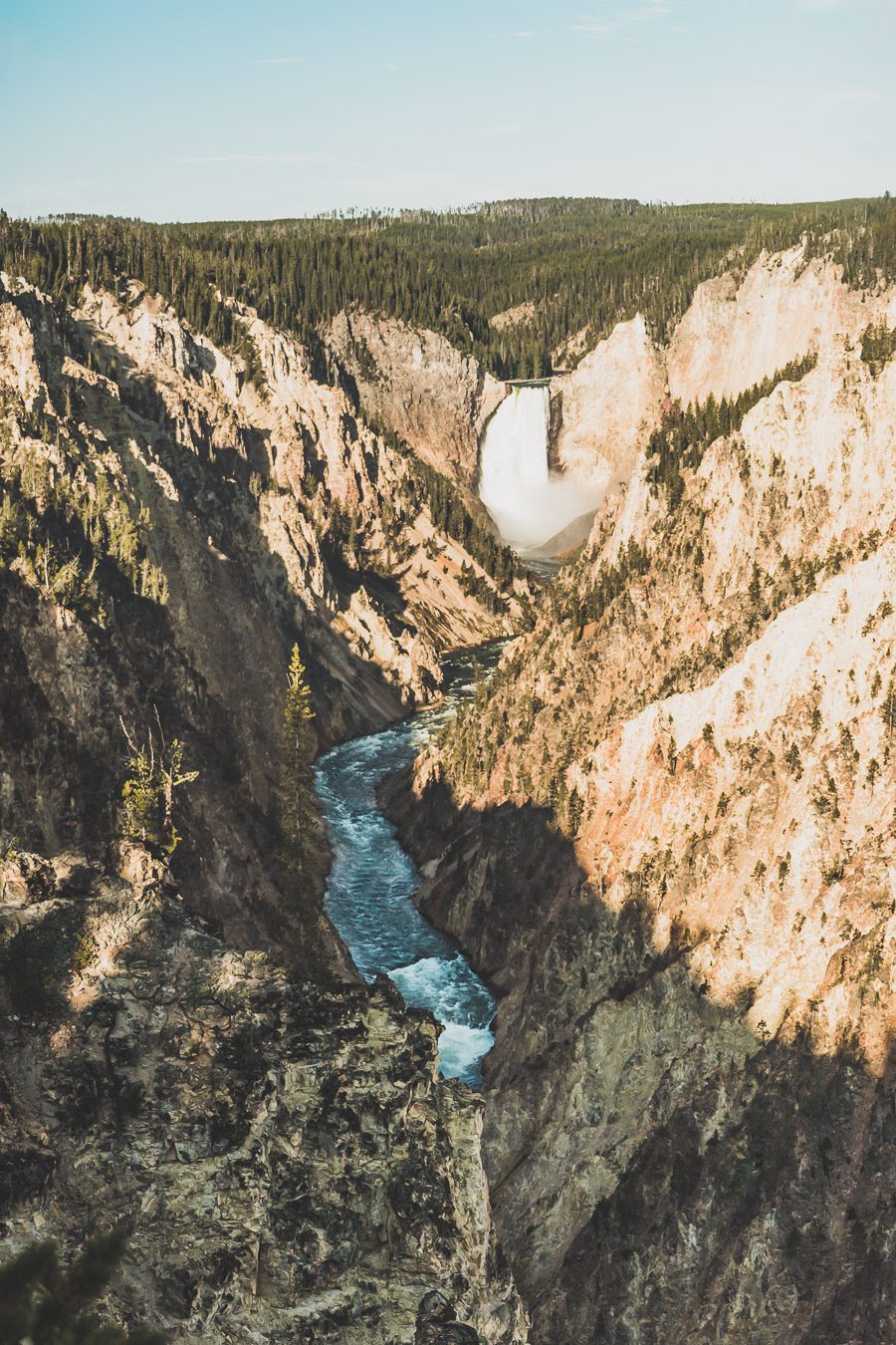 Situé aux États-Unis, le parc national de Yellowstone est l'une des destinations les plus impressionnantes et pittoresques au monde. Visiter Yellowstone, c’est découvrir des paysages époustouflants, allant des forêts, des geysers et des sources chaudes aux canyons et aux vastes prairies ouvertes, Yellowstone est vraiment un endroit pas comme les autres. Des incroyables opportunités d'observation de la faune aux randonnées, il y a quelque chose pour tous dans le parc national de Yellowstone.