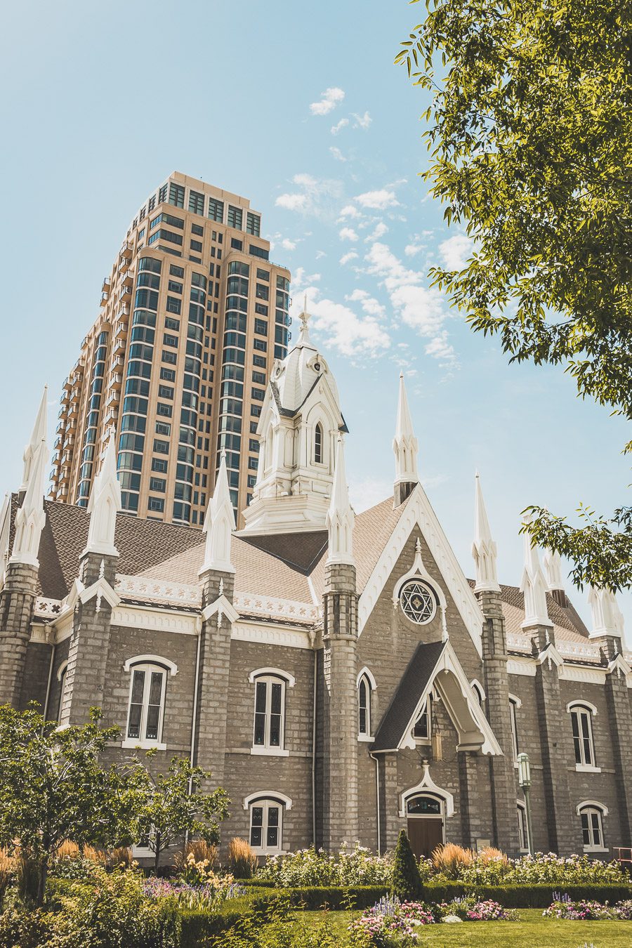 Bienvenue à Salt Lake City, le joyau des Rocheuses ! Avec ses vues imprenables sur les montagnes, sa culture dynamique et son économie en pleine croissance, cette ville dynamique a quelque chose à offrir à tout le monde. De ses monuments mormons à son centre-ville animé en passant par le Capitole de l'Utah et la découverte du mode de vie américain, Salt Lake City est une destination qui a quelque chose pour tout le monde. Prêt à explorer ? Voyons pourquoi cette ville est un voyage inoubliable.