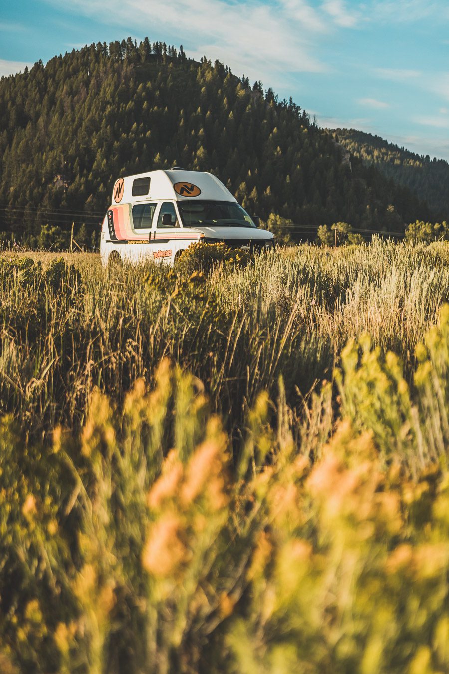 La chaîne de montagnes du Parc National de Grand Teton s'élève brusquement des collines et des vallées de la magnifique vallée de Jackson Hole. Avec des paysages à couper le souffle et certaines des randonnées les plus diverses et les plus difficiles du pays, le Grand Teton est l'une des chaînes de montagnes les plus pittoresques et les plus impressionnantes des États-Unis. Grand Teton est la destination idéale pour les aventuriers lors d'un road trip dans l'ouest américain.