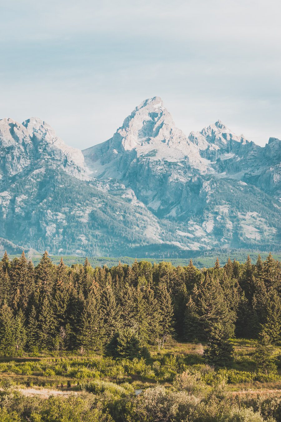 La chaîne de montagnes du Parc National de Grand Teton s'élève brusquement des collines et des vallées de la magnifique vallée de Jackson Hole. Avec des paysages à couper le souffle et certaines des randonnées les plus diverses et les plus difficiles du pays, le Grand Teton est l'une des chaînes de montagnes les plus pittoresques et les plus impressionnantes des États-Unis. Grand Teton est la destination idéale pour les aventuriers lors d'un road trip dans l'ouest américain.