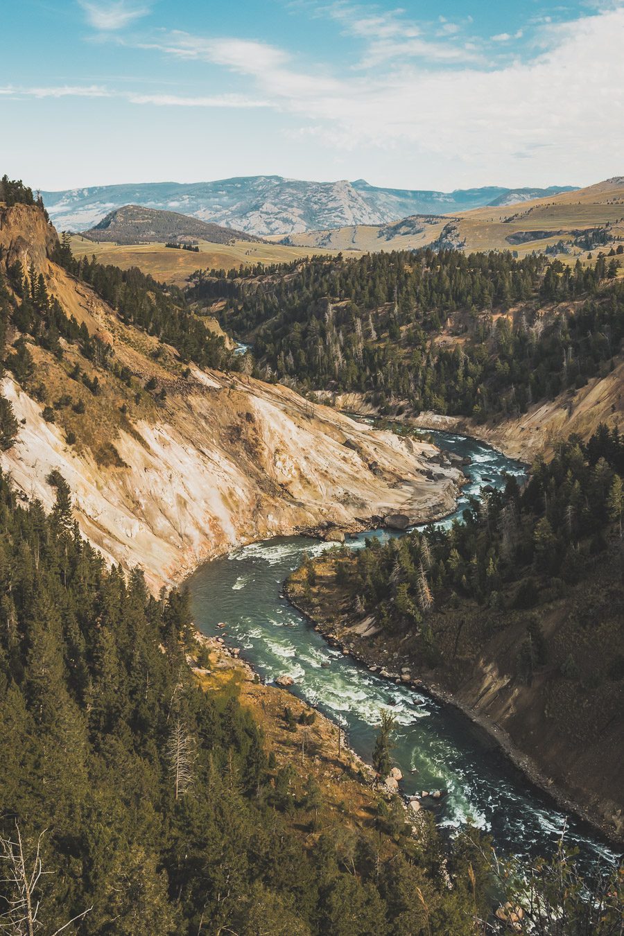 Situé aux États-Unis, le parc national de Yellowstone est l'une des destinations les plus impressionnantes et pittoresques au monde. Visiter Yellowstone, c’est découvrir des paysages époustouflants, allant des forêts, des geysers et des sources chaudes aux canyons et aux vastes prairies ouvertes, Yellowstone est vraiment un endroit pas comme les autres. Des incroyables opportunités d'observation de la faune aux randonnées, il y a quelque chose pour tous dans le parc national de Yellowstone.