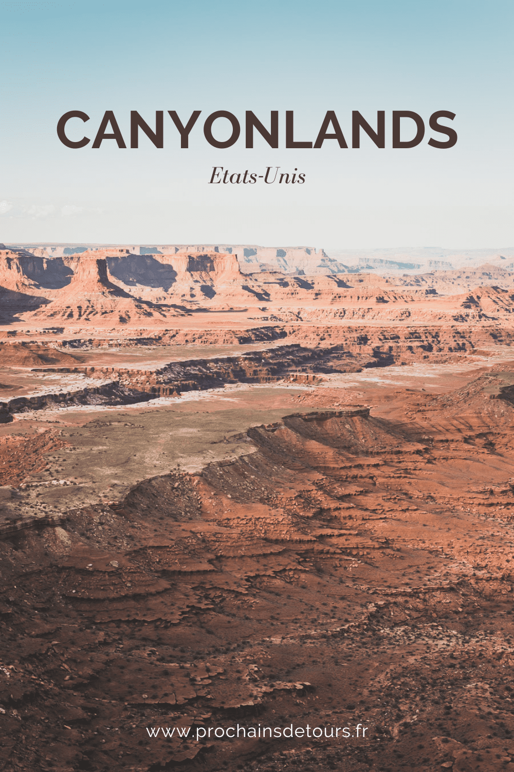 À l'extrémité ouest de l'Amérique se trouve le parc national de Canyonlands, un paysage à couper le souffle composé de canyons de roches rouges, de mesas et de buttes. Abritant un certain nombre de canyons vierges, ce parc offre aux voyageurs l'occasion de découvrir le Far West dans toute sa beauté et son aventure. Rejoignez-nous pour un road trip dans l'ouest américain inoubliable et explorez le meilleur des États-Unis. Découvrez notre guide sur notre voyage à Canyonlands National Park.