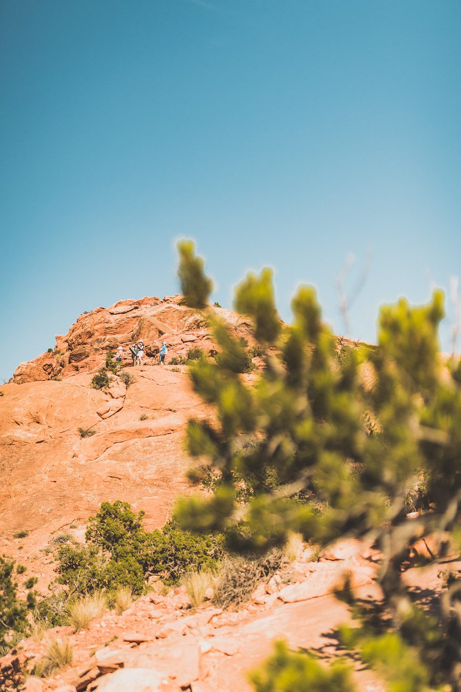 À l'extrémité ouest de l'Amérique se trouve le parc national de Canyonlands, un paysage à couper le souffle composé de canyons de roches rouges, de mesas et de buttes. Abritant un certain nombre de canyons vierges, ce parc offre aux voyageurs l'occasion de découvrir le Far West dans toute sa beauté et son aventure. Rejoignez-nous pour un road trip dans l'ouest américain inoubliable et explorez le meilleur des États-Unis. Découvrez notre guide sur notre voyage à Canyonlands National Park.