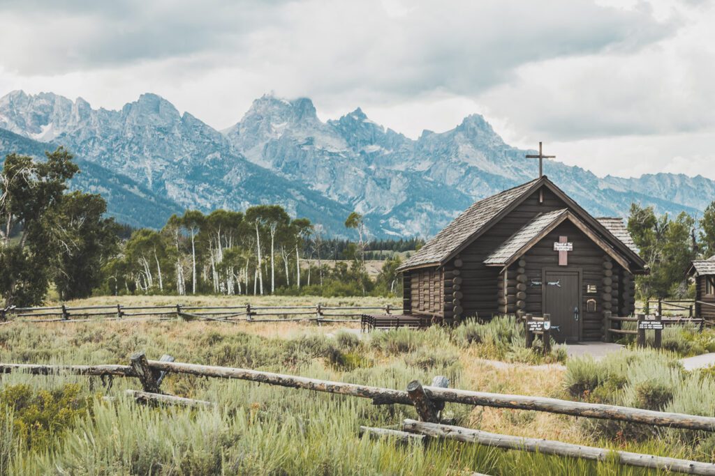 La chaîne de montagnes du Parc National de Grand Teton s'élève brusquement des collines et des vallées de la magnifique vallée de Jackson Hole. Avec des paysages à couper le souffle et certaines des randonnées les plus diverses et les plus difficiles du pays, le Grand Teton est l'une des chaînes de montagnes les plus pittoresques et les plus impressionnantes des États-Unis. Grand Teton est la destination idéale pour les aventuriers lors d'un road trip dans l'ouest américain.