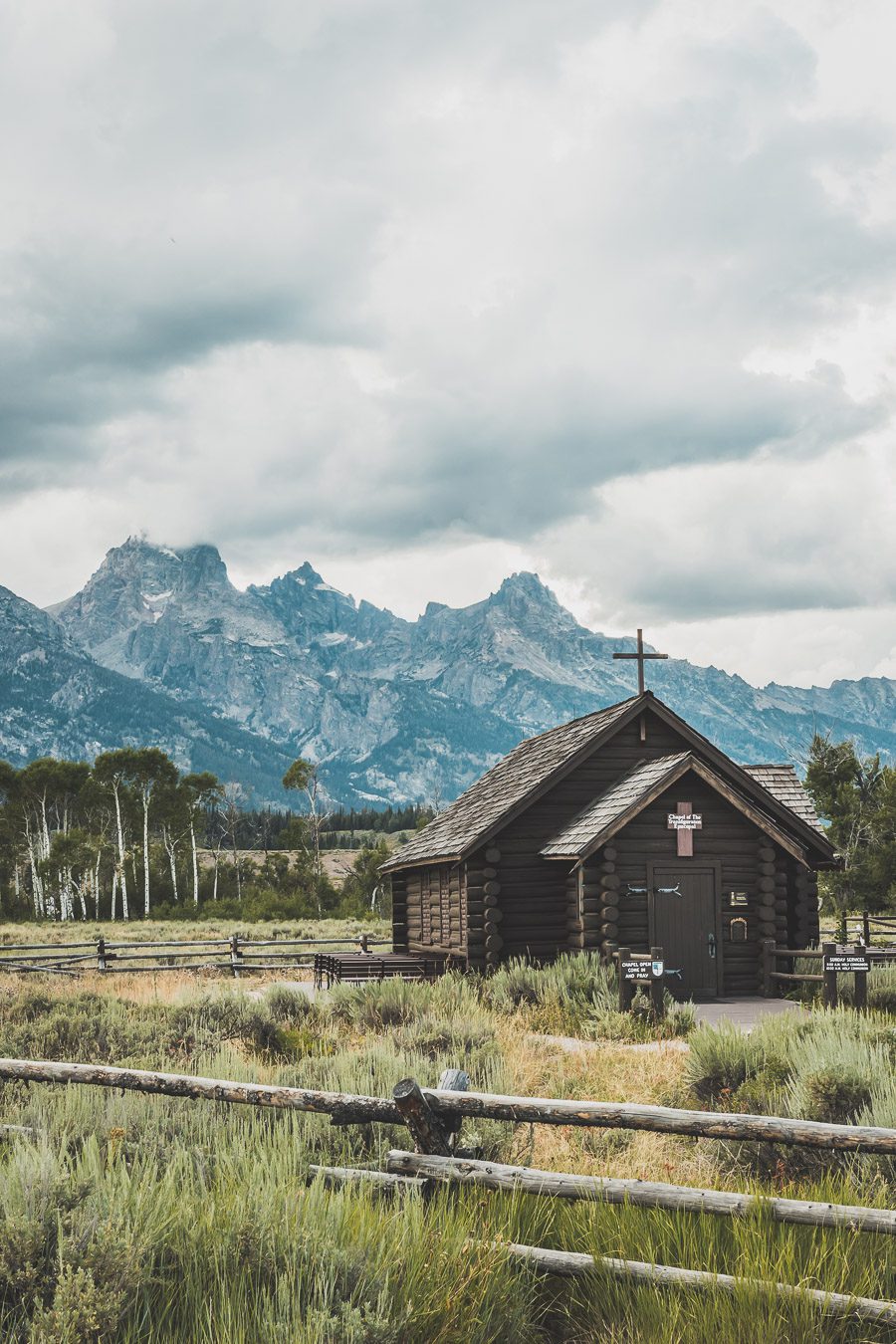 La chaîne de montagnes du Parc National de Grand Teton s'élève brusquement des collines et des vallées de la magnifique vallée de Jackson Hole. Avec des paysages à couper le souffle et certaines des randonnées les plus diverses et les plus difficiles du pays, le Grand Teton est l'une des chaînes de montagnes les plus pittoresques et les plus impressionnantes des États-Unis. Grand Teton est la destination idéale pour les aventuriers lors d'un road trip dans l'ouest américain.