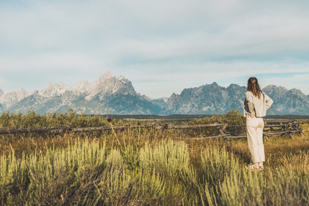 La chaîne de montagnes du Parc National de Grand Teton s'élève brusquement des collines et des vallées de la magnifique vallée de Jackson Hole. Avec des paysages à couper le souffle et certaines des randonnées les plus diverses et les plus difficiles du pays, le Grand Teton est l'une des chaînes de montagnes les plus pittoresques et les plus impressionnantes des États-Unis. Grand Teton est la destination idéale pour les aventuriers lors d'un road trip dans l'ouest américain.