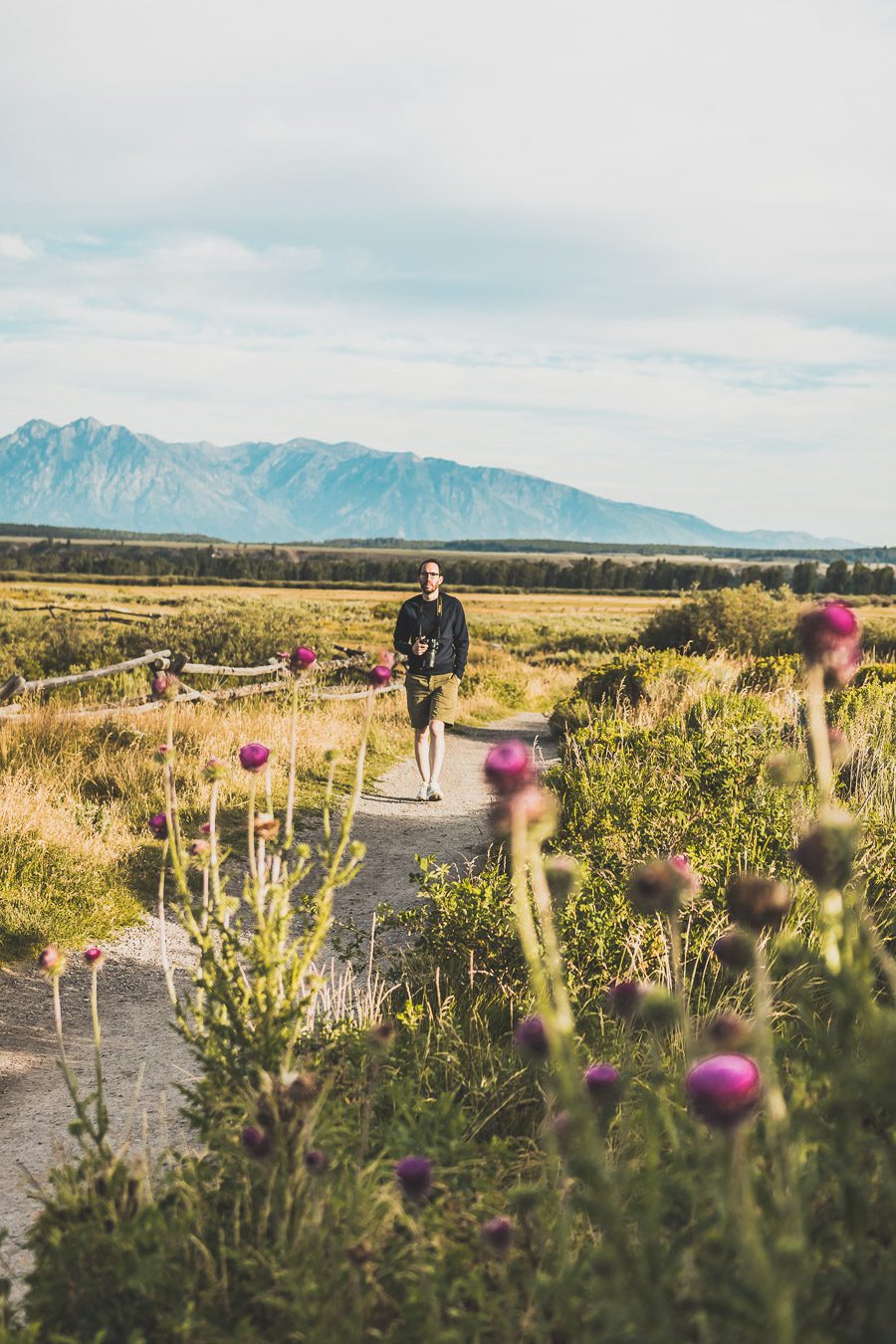 La chaîne de montagnes du Parc National de Grand Teton s'élève brusquement des collines et des vallées de la magnifique vallée de Jackson Hole. Avec des paysages à couper le souffle et certaines des randonnées les plus diverses et les plus difficiles du pays, le Grand Teton est l'une des chaînes de montagnes les plus pittoresques et les plus impressionnantes des États-Unis. Grand Teton est la destination idéale pour les aventuriers lors d'un road trip dans l'ouest américain.