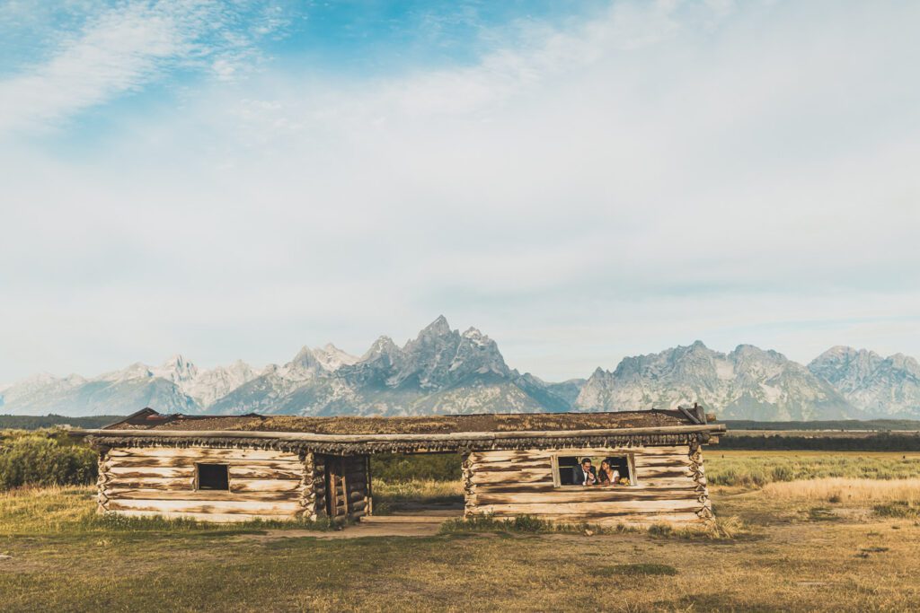 La chaîne de montagnes du Parc National de Grand Teton s'élève brusquement des collines et des vallées de la magnifique vallée de Jackson Hole. Avec des paysages à couper le souffle et certaines des randonnées les plus diverses et les plus difficiles du pays, le Grand Teton est l'une des chaînes de montagnes les plus pittoresques et les plus impressionnantes des États-Unis. Grand Teton est la destination idéale pour les aventuriers lors d'un road trip dans l'ouest américain.