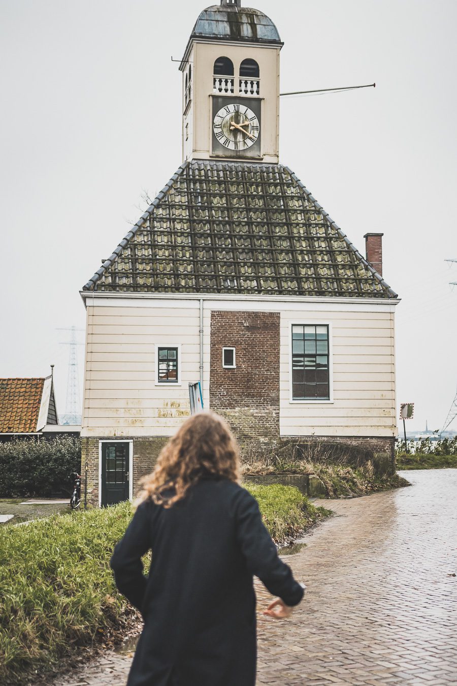 Bienvenue aux Pays-Bas, un pays chargé d'histoire, plein de culture et de traditions, et abritant certaines des beautés naturelles les plus spectaculaires au monde. De ses villes animées et ses villes pittoresques à ses canaux sinueux, c'est un pays qui a quelque chose pour tout le monde. Que vous recherchiez une vie nocturne animée, une escapade paisible à la campagne ou une chance de découvrir une culture unique, les Pays-Bas ont quelque chose pour vous.