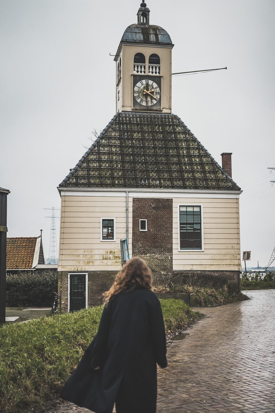 Bienvenue aux Pays-Bas, un pays chargé d'histoire, plein de culture et de traditions, et abritant certaines des beautés naturelles les plus spectaculaires au monde. De ses villes animées et ses villes pittoresques à ses canaux sinueux, c'est un pays qui a quelque chose pour tout le monde. Que vous recherchiez une vie nocturne animée, une escapade paisible à la campagne ou une chance de découvrir une culture unique, les Pays-Bas ont quelque chose pour vous.