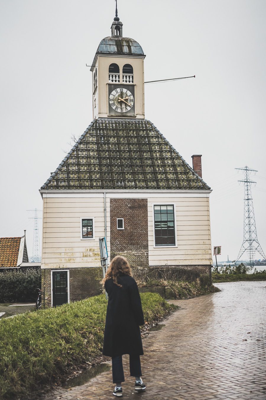 Bienvenue aux Pays-Bas, un pays chargé d'histoire, plein de culture et de traditions, et abritant certaines des beautés naturelles les plus spectaculaires au monde. De ses villes animées et ses villes pittoresques à ses canaux sinueux, c'est un pays qui a quelque chose pour tout le monde. Que vous recherchiez une vie nocturne animée, une escapade paisible à la campagne ou une chance de découvrir une culture unique, les Pays-Bas ont quelque chose pour vous.