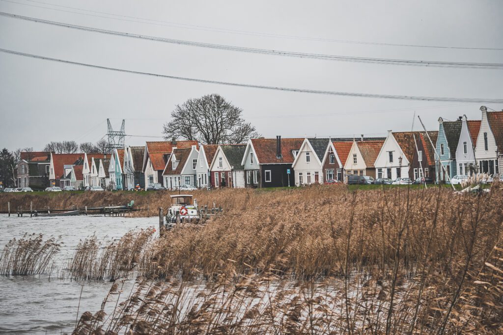 Bienvenue aux Pays-Bas, un pays chargé d'histoire, plein de culture et de traditions, et abritant certaines des beautés naturelles les plus spectaculaires au monde. De ses villes animées et ses villes pittoresques à ses canaux sinueux, c'est un pays qui a quelque chose pour tout le monde. Que vous recherchiez une vie nocturne animée, une escapade paisible à la campagne ou une chance de découvrir une culture unique, les Pays-Bas ont quelque chose pour vous.