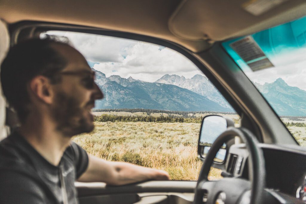 La chaîne de montagnes du Parc National de Grand Teton s'élève brusquement des collines et des vallées de la magnifique vallée de Jackson Hole. Avec des paysages à couper le souffle et certaines des randonnées les plus diverses et les plus difficiles du pays, le Grand Teton est l'une des chaînes de montagnes les plus pittoresques et les plus impressionnantes des États-Unis. Grand Teton est la destination idéale pour les aventuriers lors d'un road trip dans l'ouest américain.