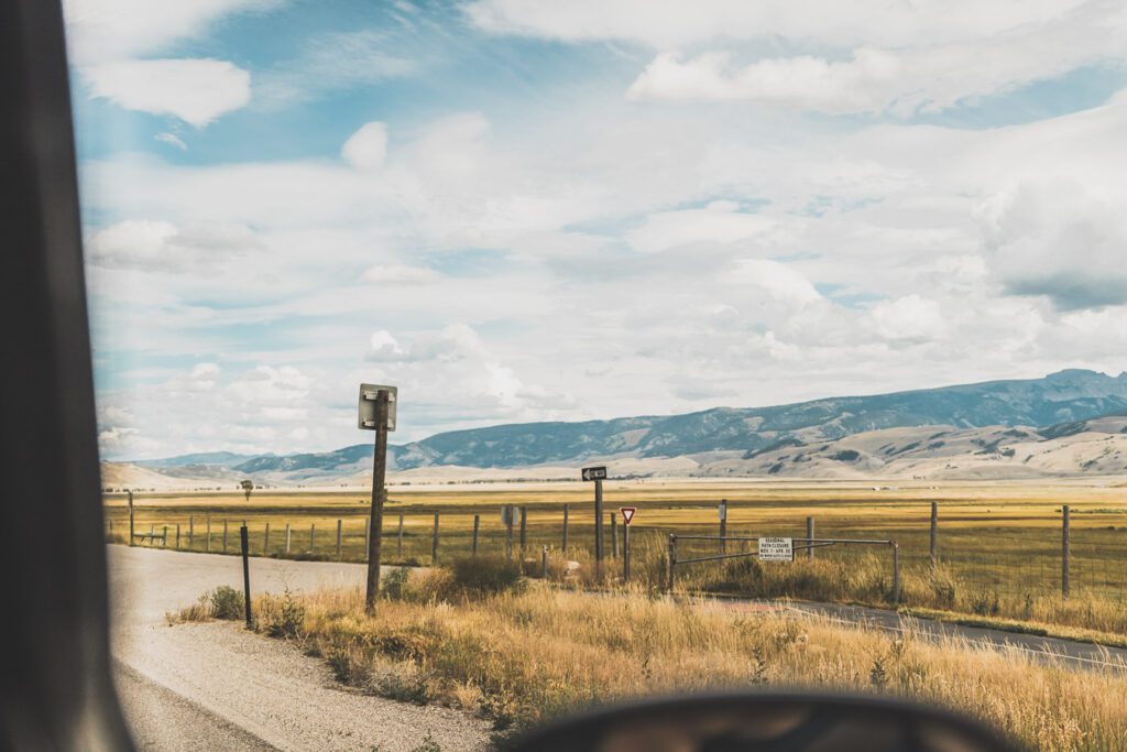 La chaîne de montagnes du Parc National de Grand Teton s'élève brusquement des collines et des vallées de la magnifique vallée de Jackson Hole. Avec des paysages à couper le souffle et certaines des randonnées les plus diverses et les plus difficiles du pays, le Grand Teton est l'une des chaînes de montagnes les plus pittoresques et les plus impressionnantes des États-Unis. Grand Teton est la destination idéale pour les aventuriers lors d'un road trip dans l'ouest américain.