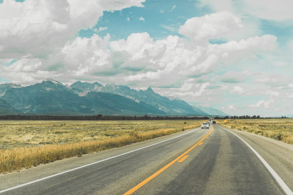 La chaîne de montagnes du Parc National de Grand Teton s'élève brusquement des collines et des vallées de la magnifique vallée de Jackson Hole. Avec des paysages à couper le souffle et certaines des randonnées les plus diverses et les plus difficiles du pays, le Grand Teton est l'une des chaînes de montagnes les plus pittoresques et les plus impressionnantes des États-Unis. Grand Teton est la destination idéale pour les aventuriers lors d'un road trip dans l'ouest américain.