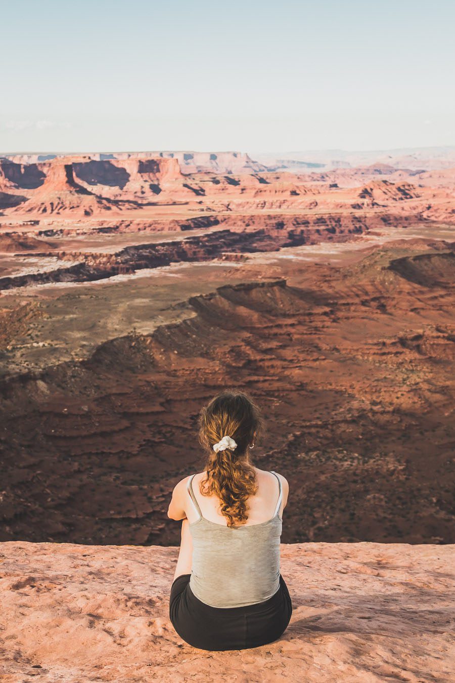 À l'extrémité ouest de l'Amérique se trouve le parc national de Canyonlands, un paysage à couper le souffle composé de canyons de roches rouges, de mesas et de buttes. Abritant un certain nombre de canyons vierges, ce parc offre aux voyageurs l'occasion de découvrir le Far West dans toute sa beauté et son aventure. Rejoignez-nous pour un road trip dans l'ouest américain inoubliable et explorez le meilleur des États-Unis. Découvrez notre guide sur notre voyage à Canyonlands National Park.